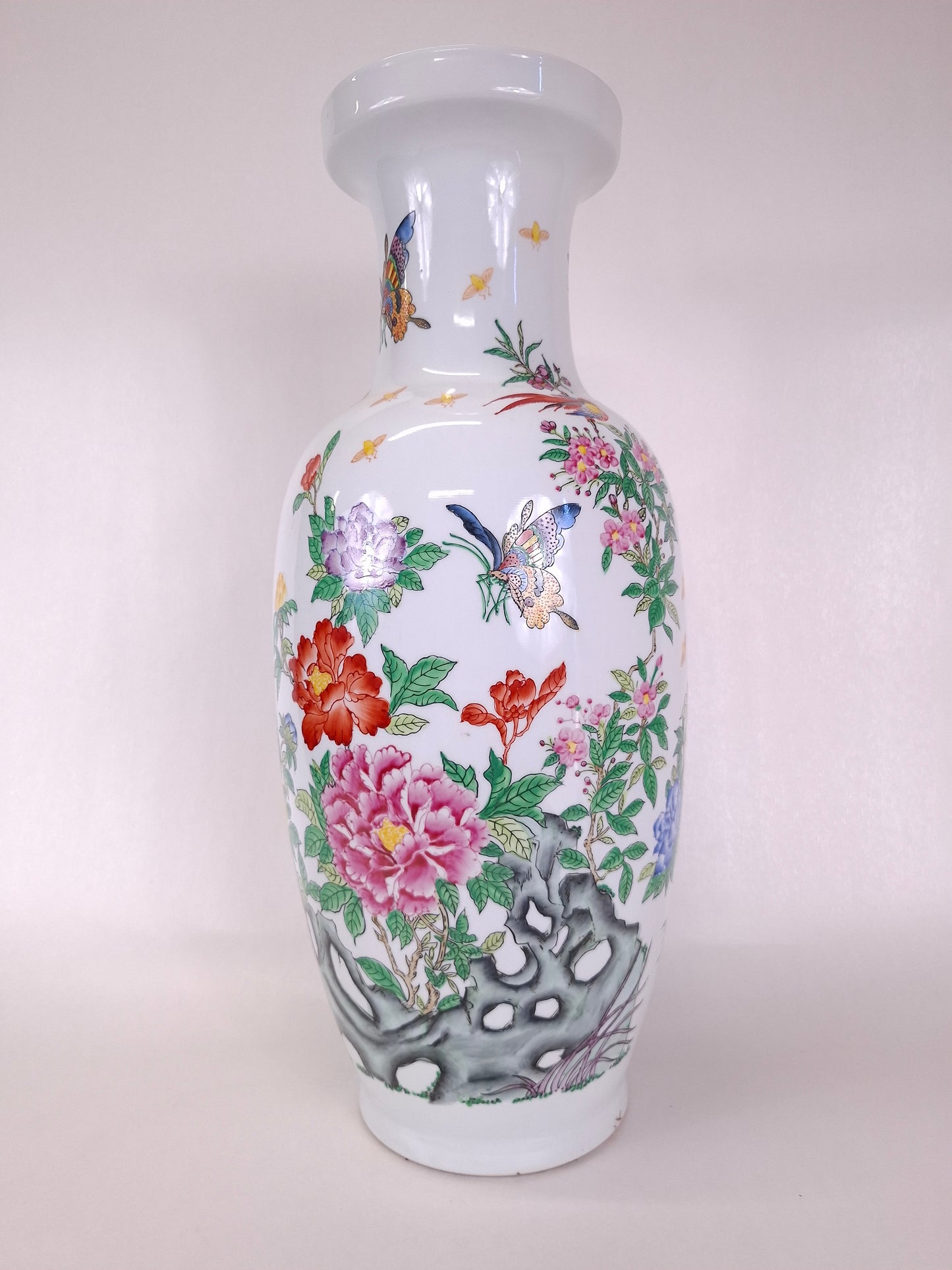 Grand vase chinois en porcelaine de la famille rose décoré de fleurs et de papillons // XXe siècle