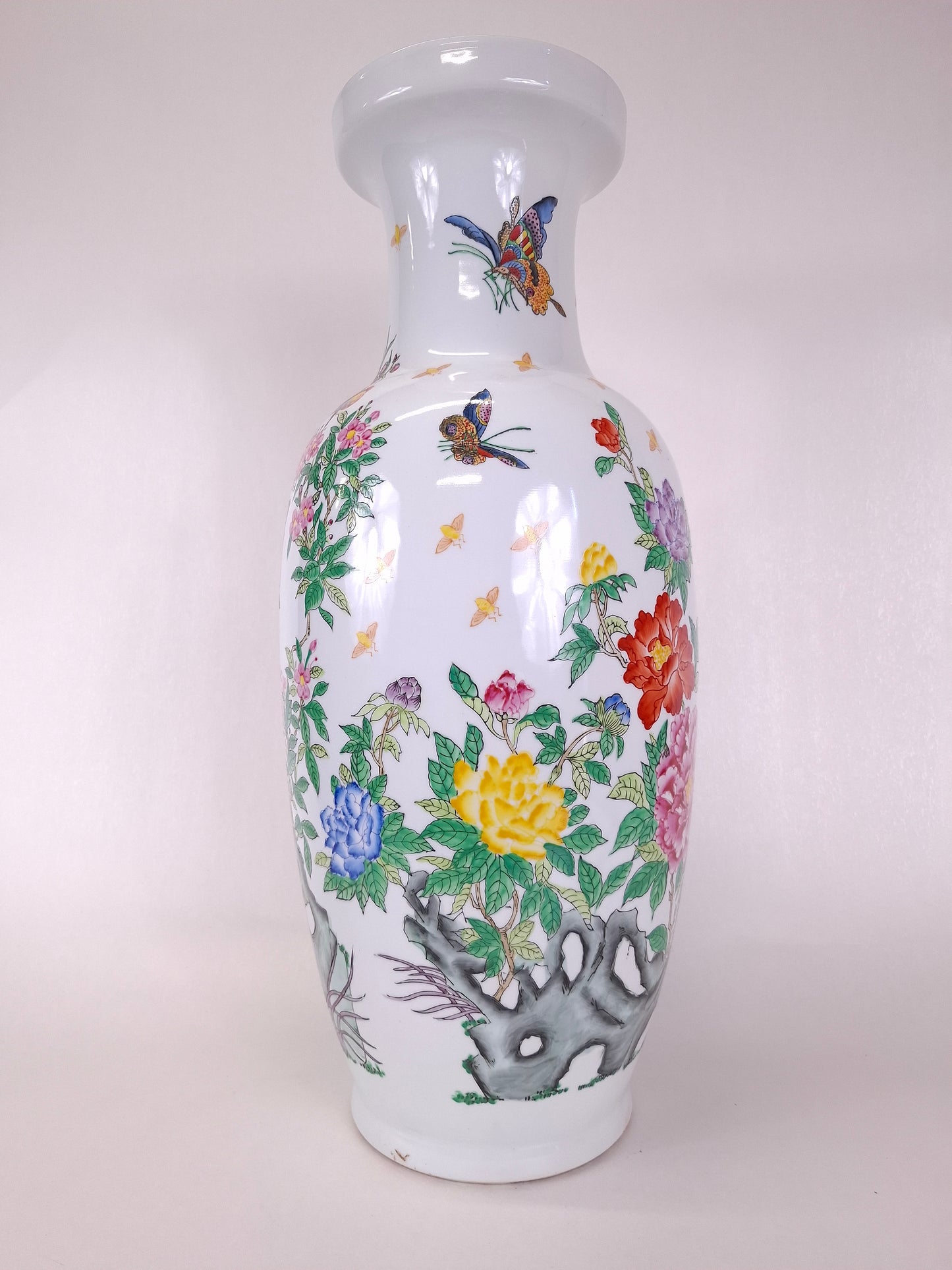 Grand vase chinois en porcelaine de la famille rose décoré de fleurs et de papillons // XXe siècle