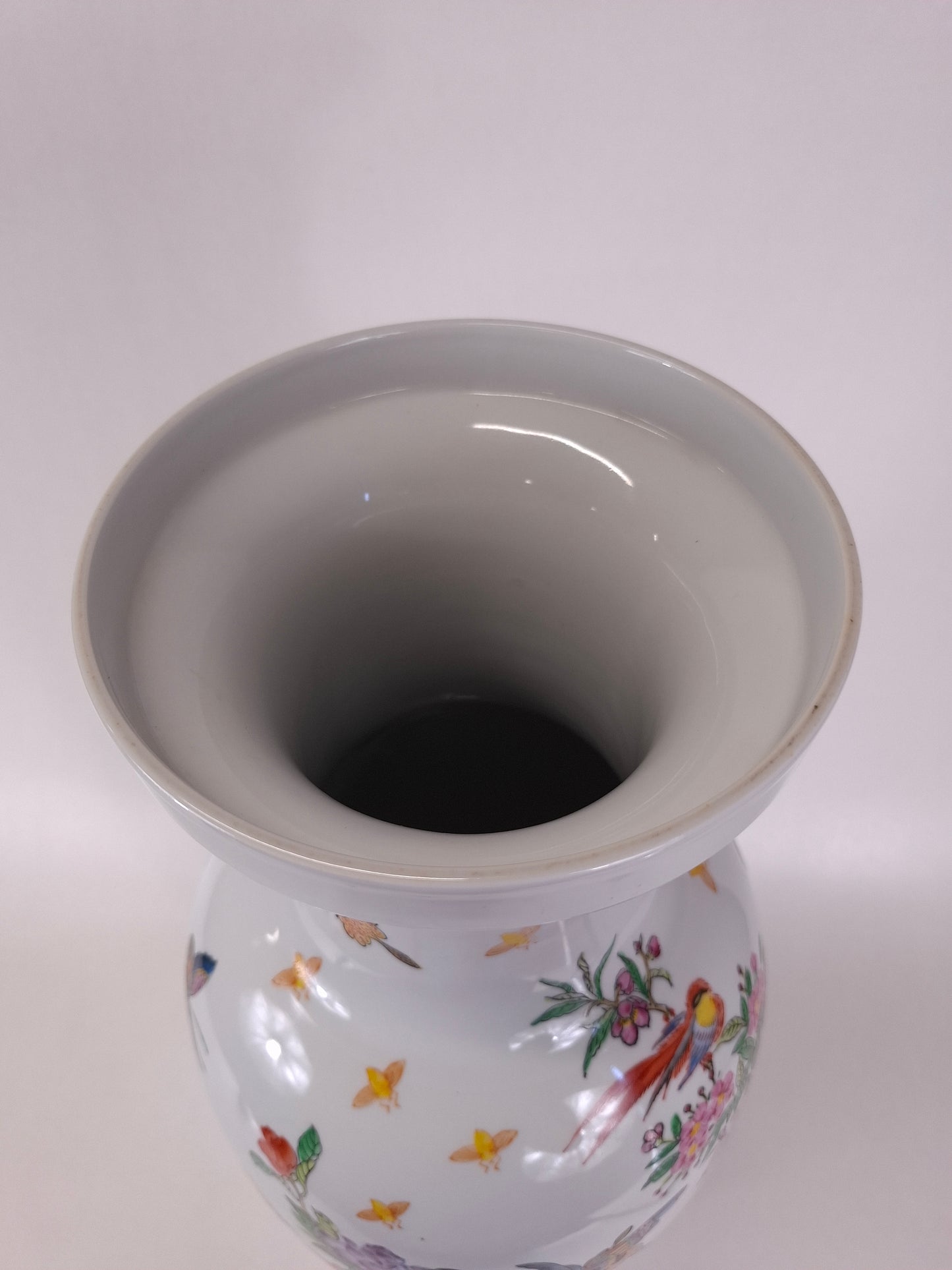Grand vase chinois en porcelaine de la famille rose décoré de fleurs et de papillons // XXe siècle