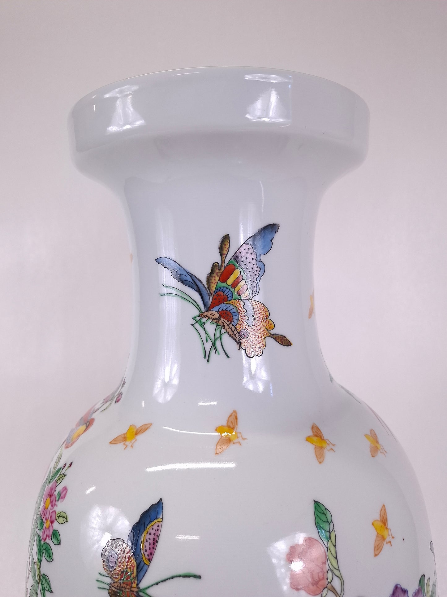 Grand vase chinois en porcelaine de la famille rose décoré de fleurs et de papillons // XXe siècle