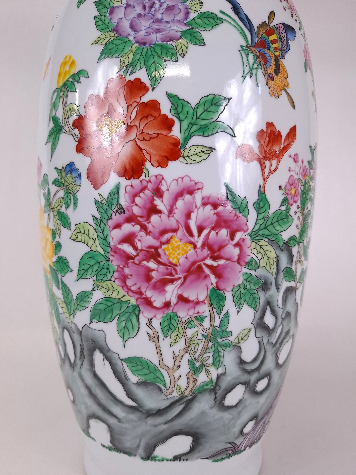 Grand vase chinois en porcelaine de la famille rose décoré de fleurs et de papillons // XXe siècle