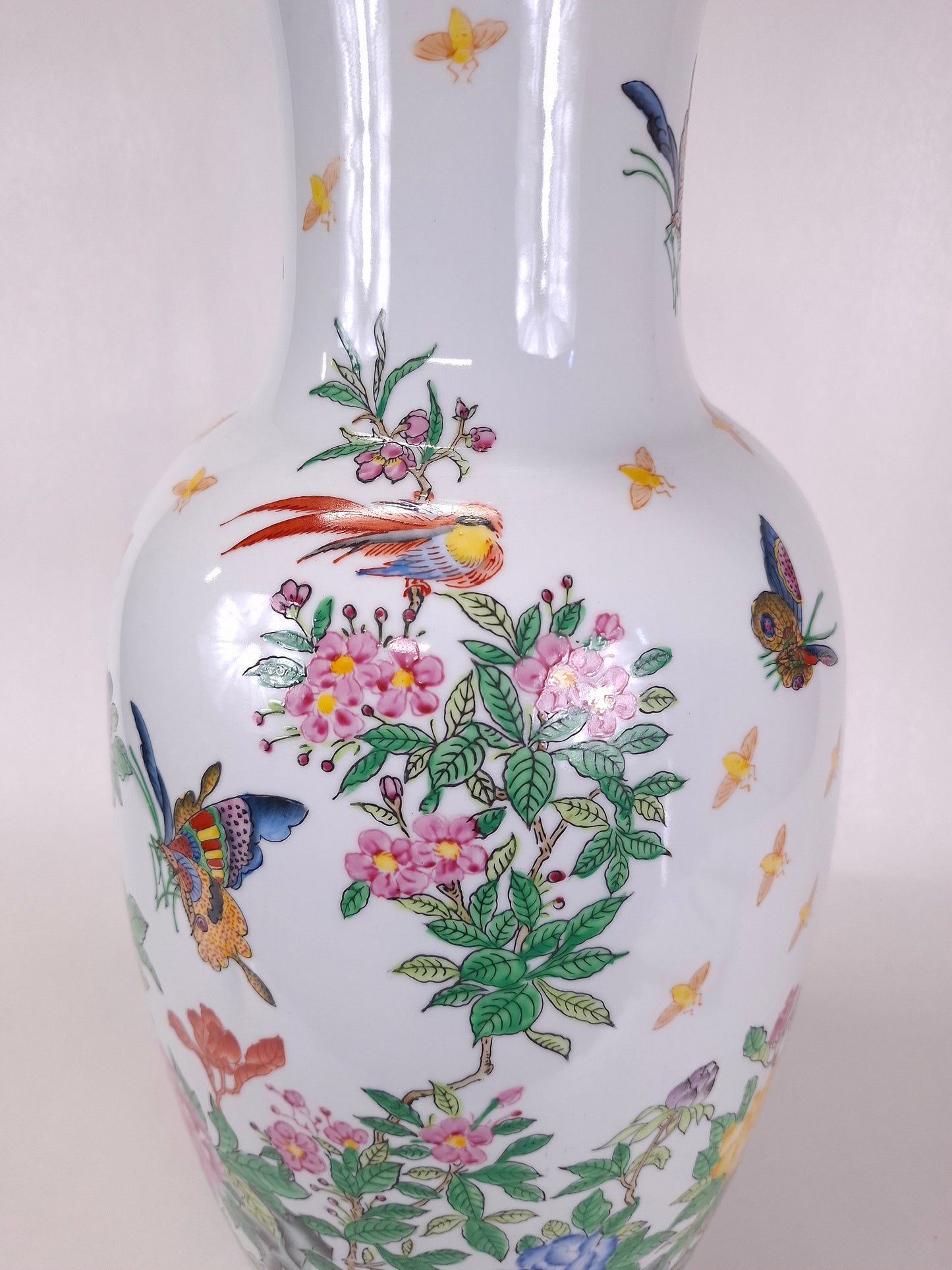 Grand vase chinois en porcelaine de la famille rose décoré de fleurs et de papillons // XXe siècle