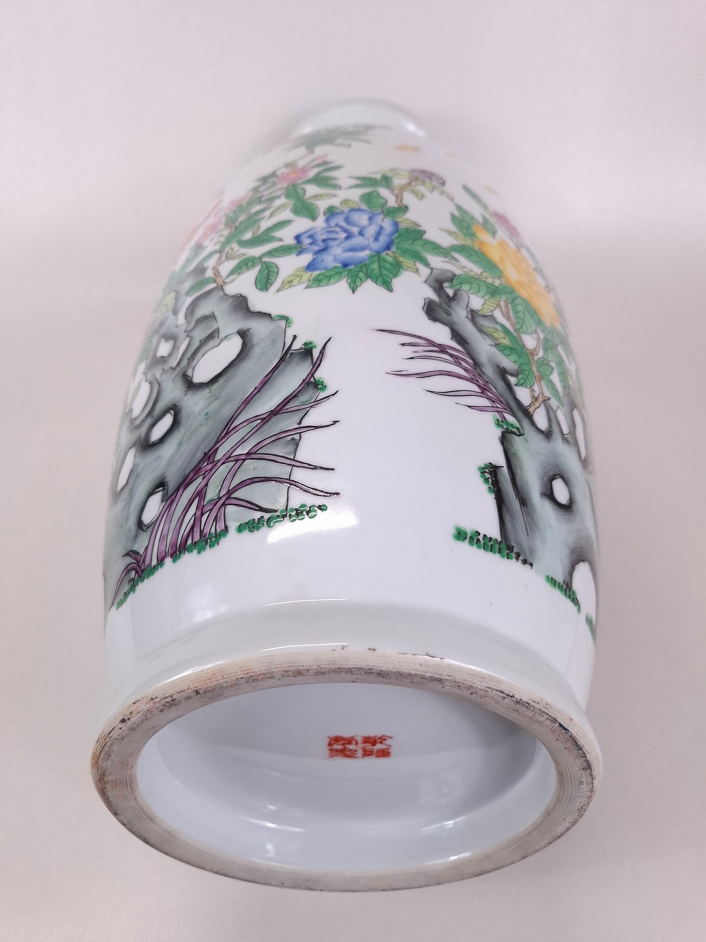 Grand vase chinois en porcelaine de la famille rose décoré de fleurs et de papillons // XXe siècle