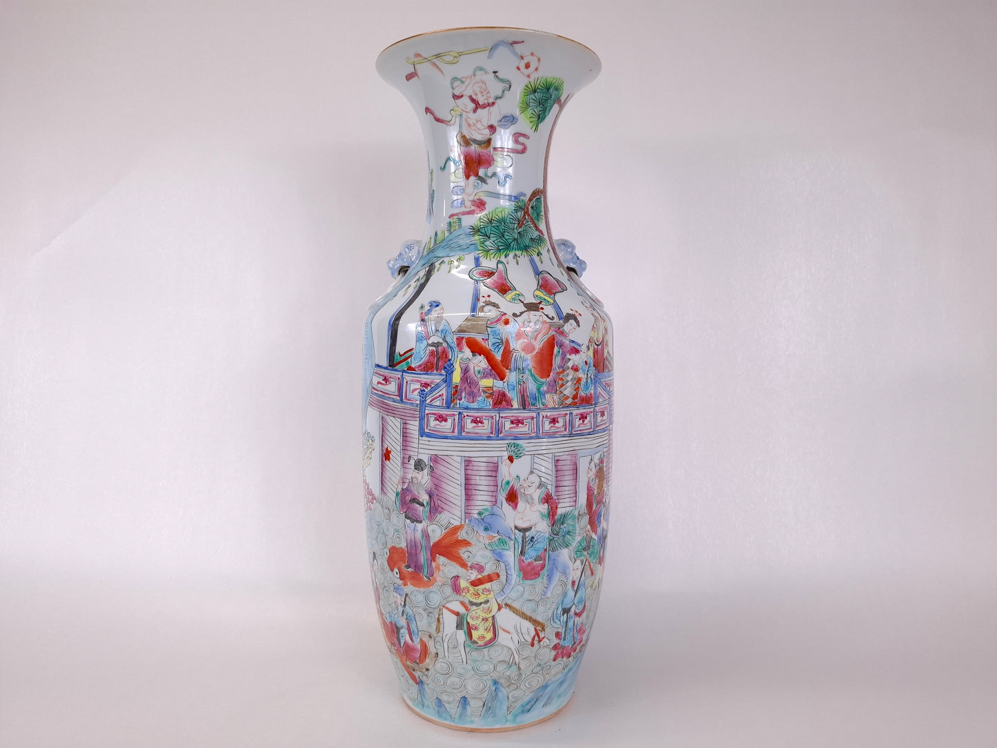 Grand vase chinois en famille rose décoré d'un empereur et d'immortels // Milieu du XXe siècle