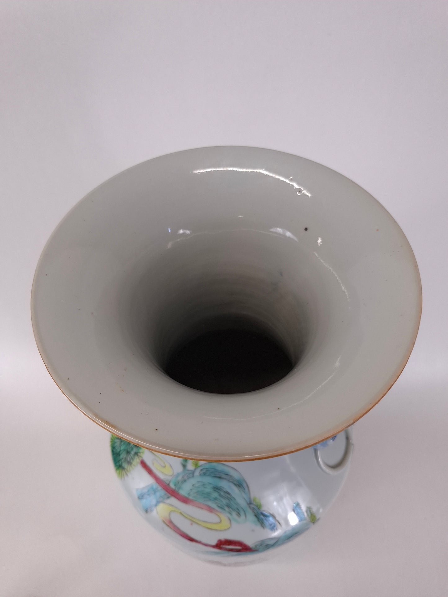 Grand vase chinois en famille rose décoré d'un empereur et d'immortels // Milieu du XXe siècle