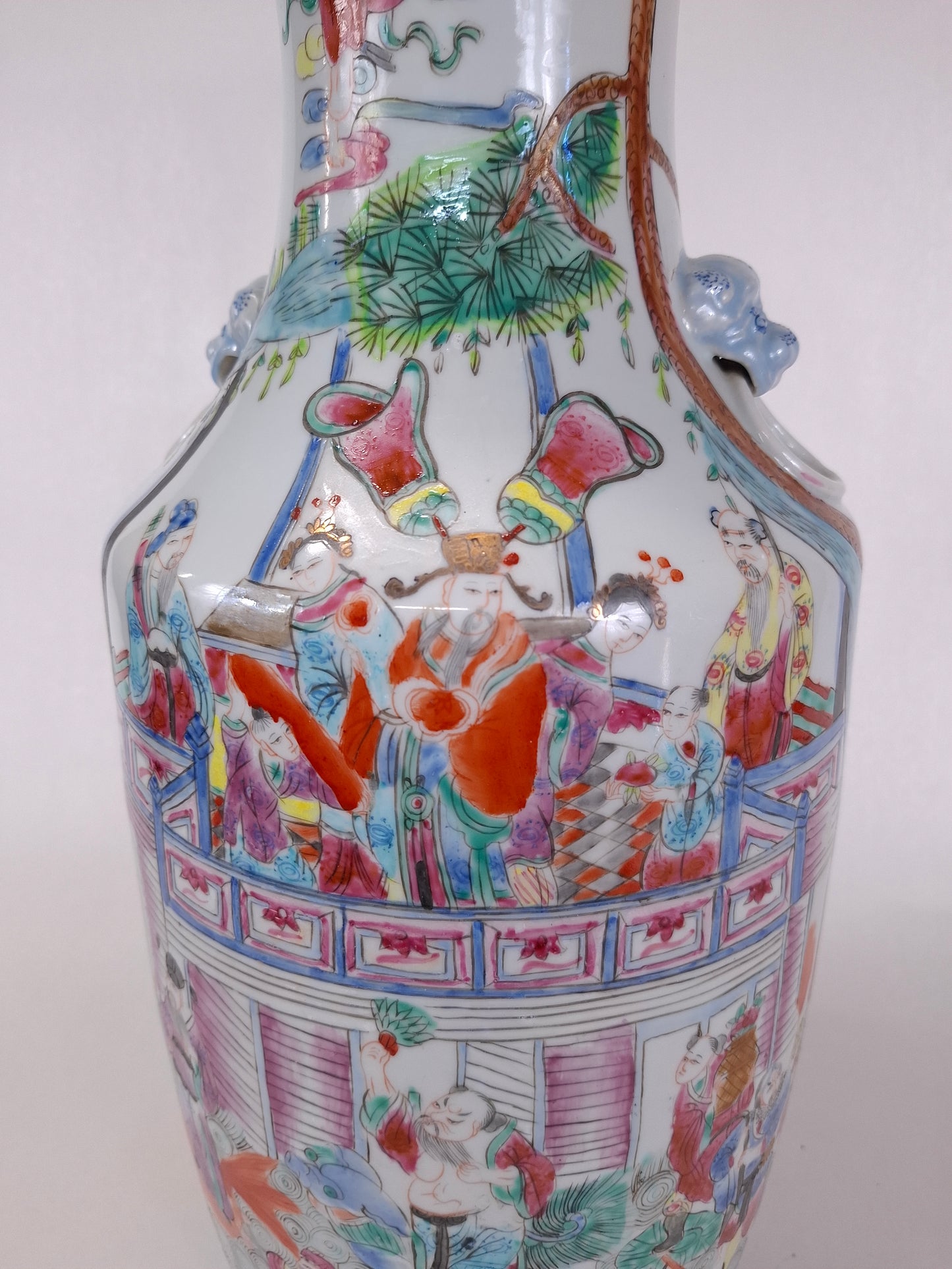 Grand vase chinois en famille rose décoré d'un empereur et d'immortels // Milieu du XXe siècle