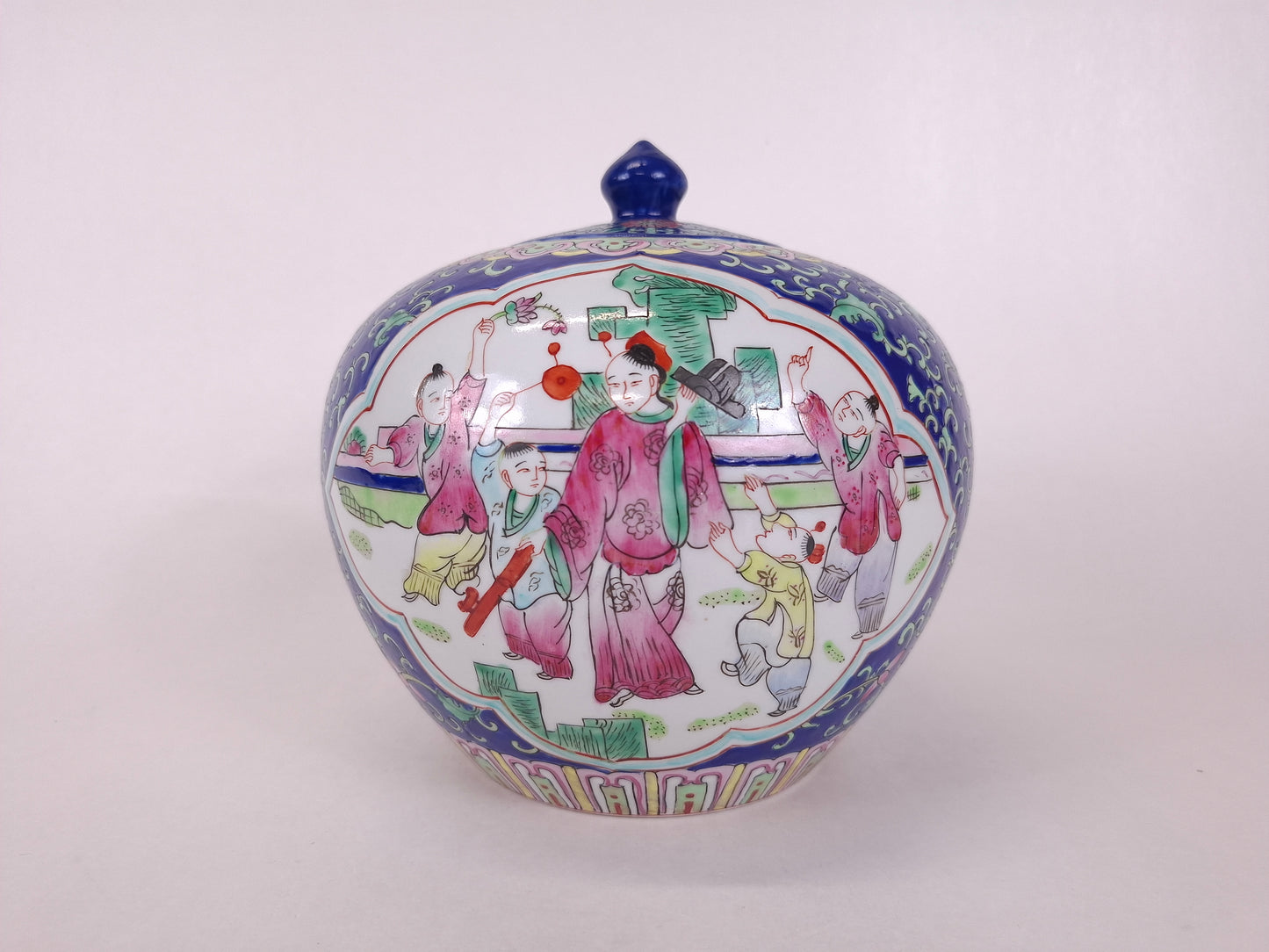Pot à gingembre chinois en porcelaine famille rose décoré d'enfants jouant // XXe siècle