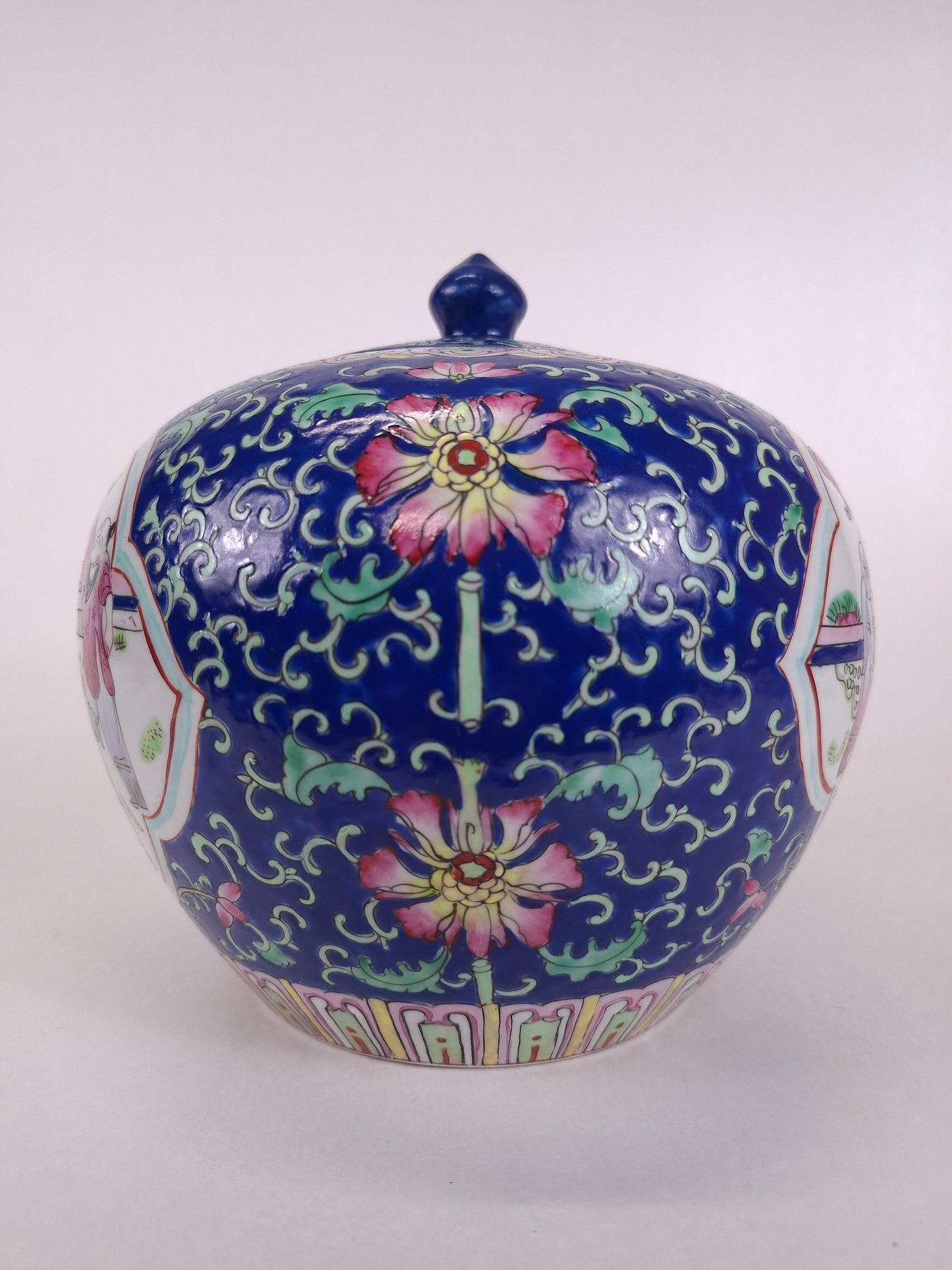 Pot à gingembre chinois en porcelaine famille rose décoré d'enfants jouant // XXe siècle