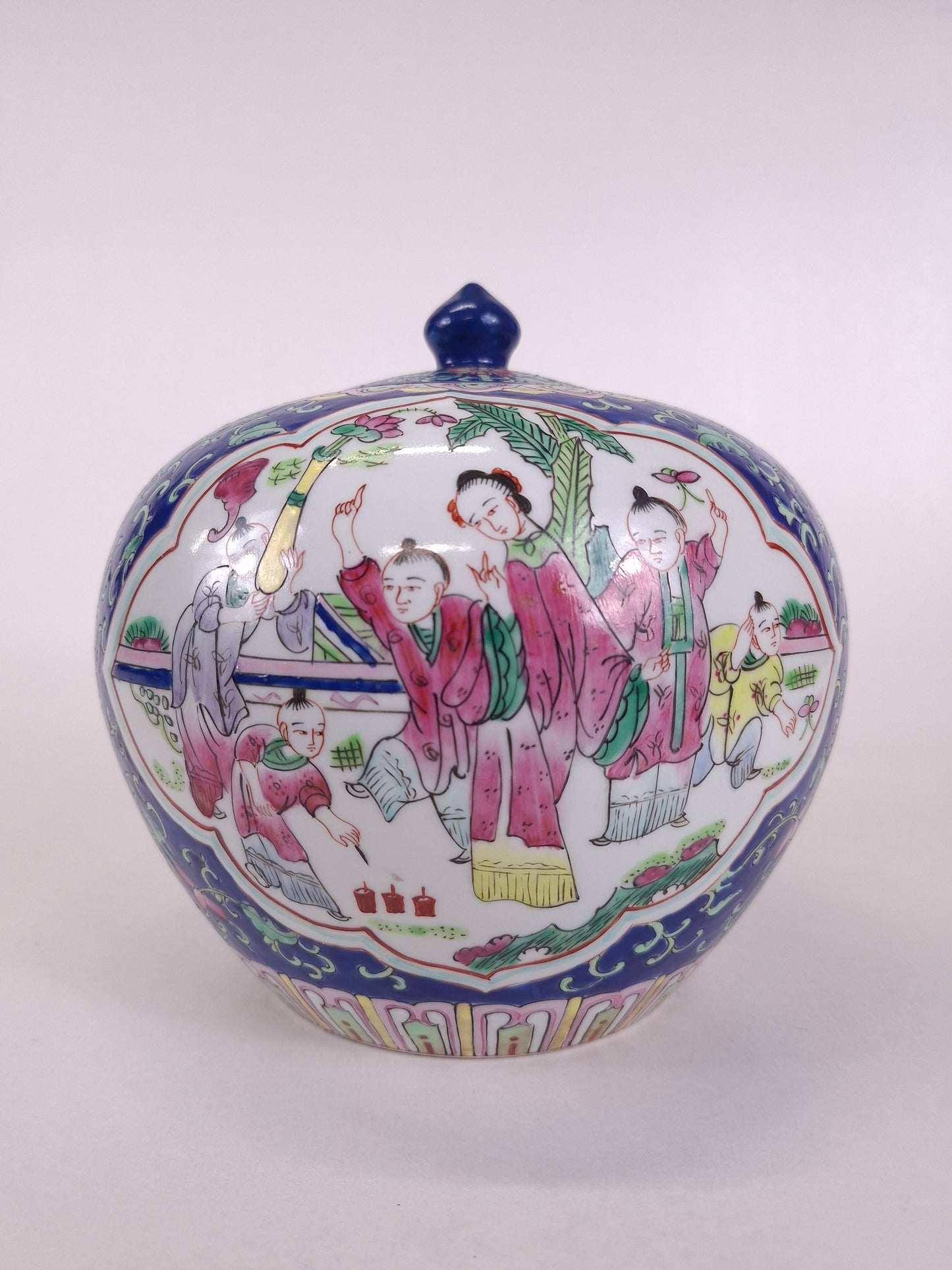 Pot à gingembre chinois en porcelaine famille rose décoré d'enfants jouant // XXe siècle