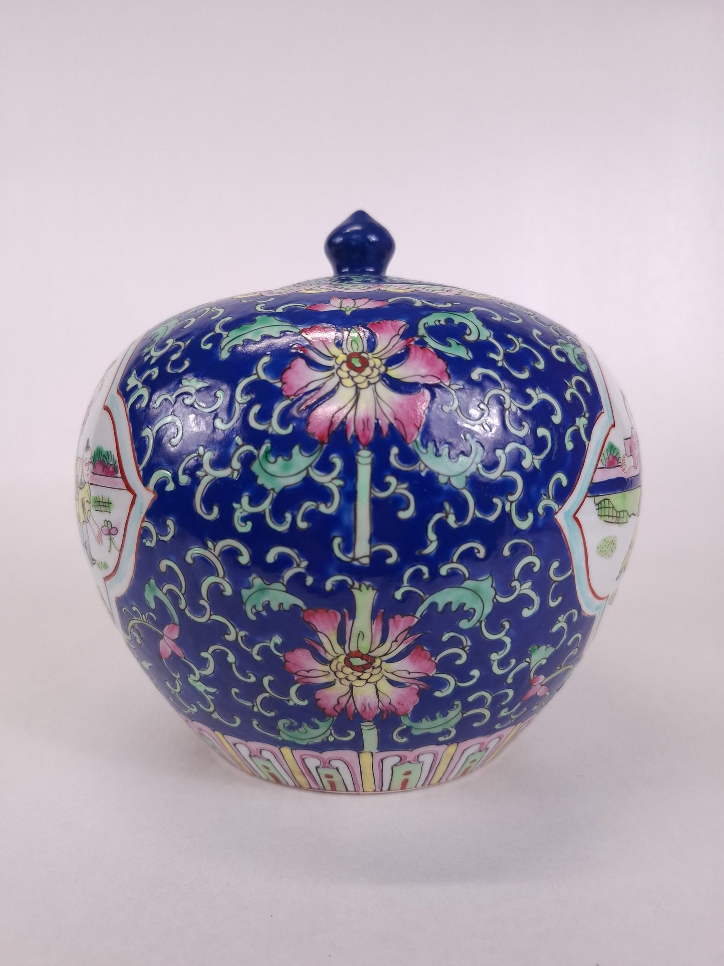 Pot à gingembre chinois en porcelaine famille rose décoré d'enfants jouant // XXe siècle