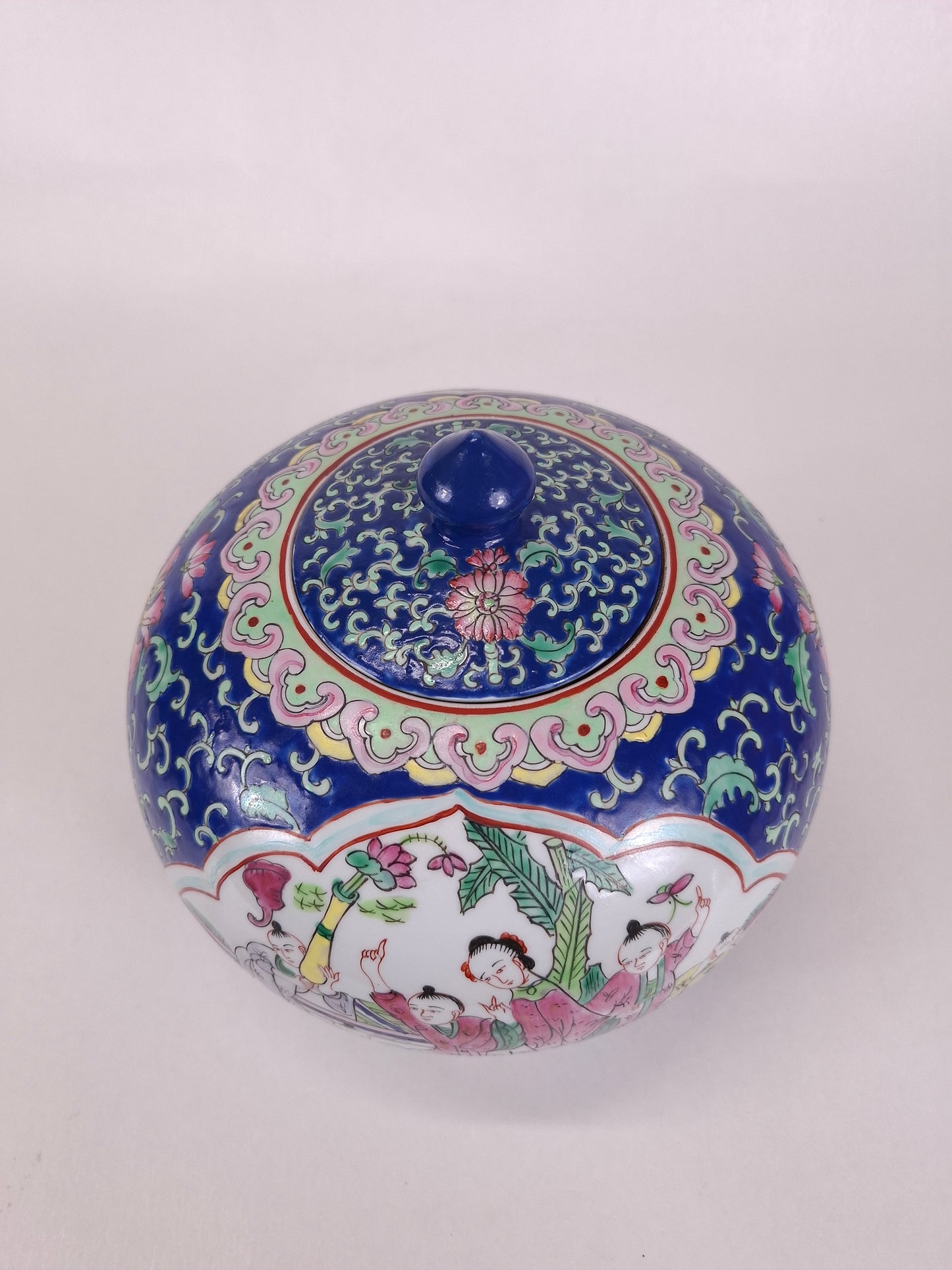Pot à gingembre chinois en porcelaine famille rose décoré d'enfants jouant // XXe siècle