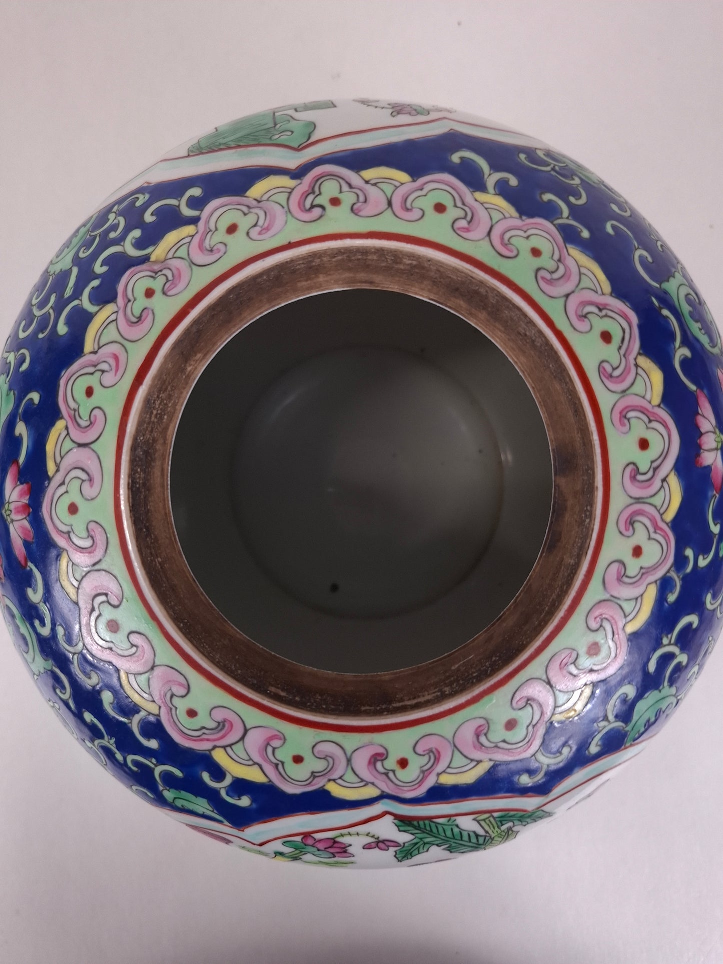 Pot à gingembre chinois en porcelaine famille rose décoré d'enfants jouant // XXe siècle