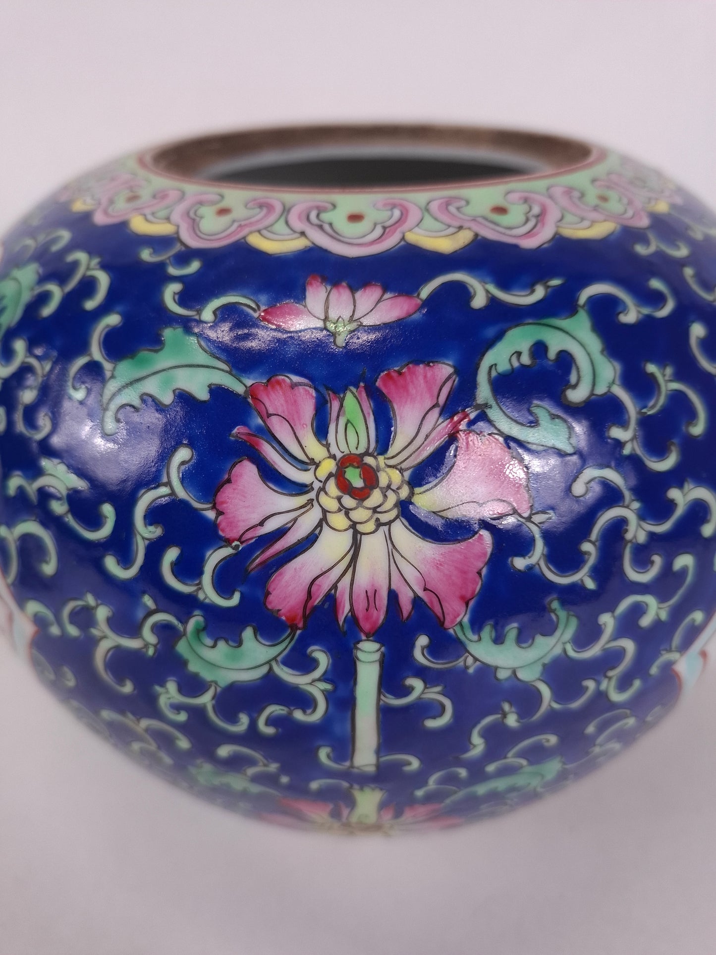 Pot à gingembre chinois en porcelaine famille rose décoré d'enfants jouant // XXe siècle
