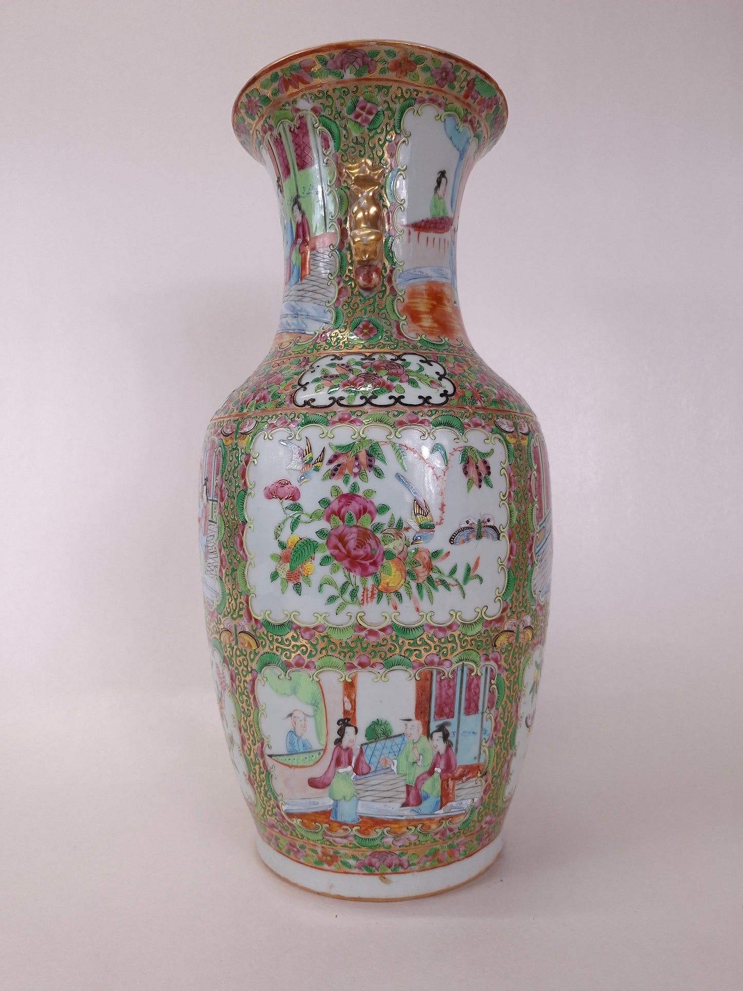 Antique Chinese canton rose medallion vase decorated with Imperial scenes // Qing Dynasty - 19th century