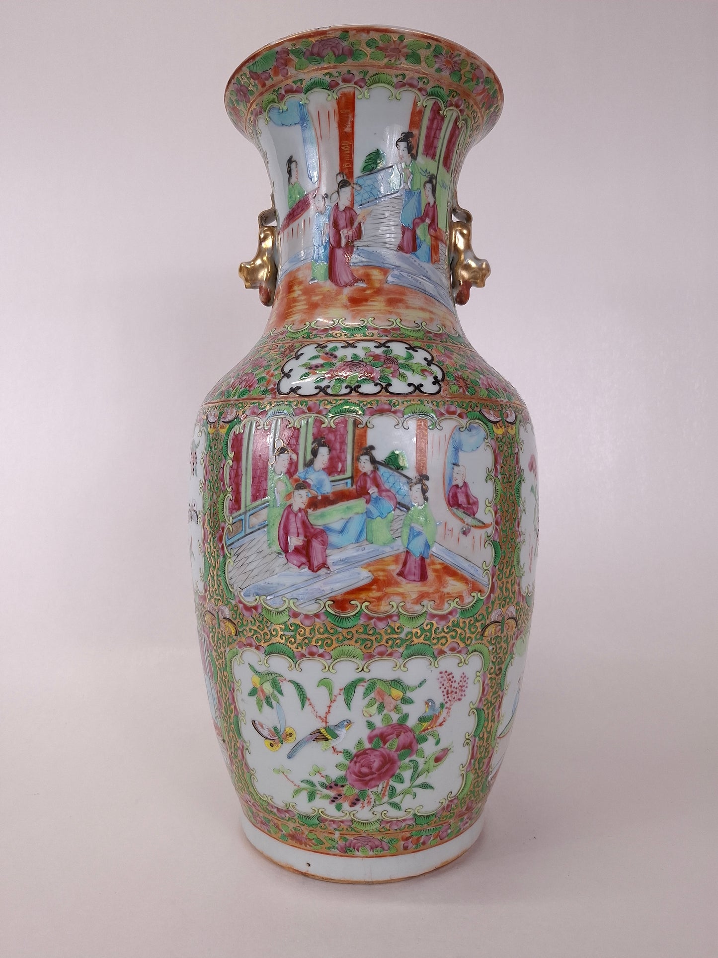 Antique Chinese canton rose medallion vase decorated with Imperial scenes // Qing Dynasty - 19th century