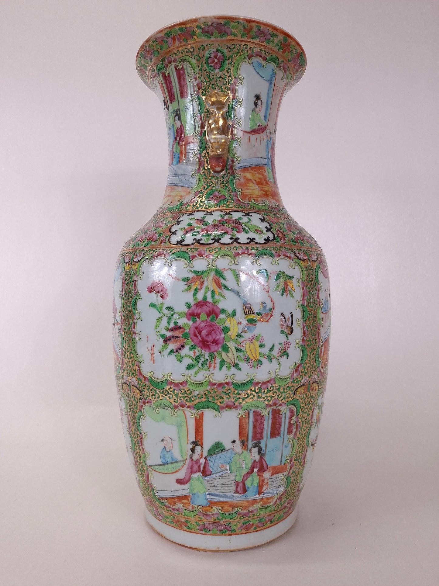 Antique Chinese canton rose medallion vase decorated with Imperial scenes // Qing Dynasty - 19th century