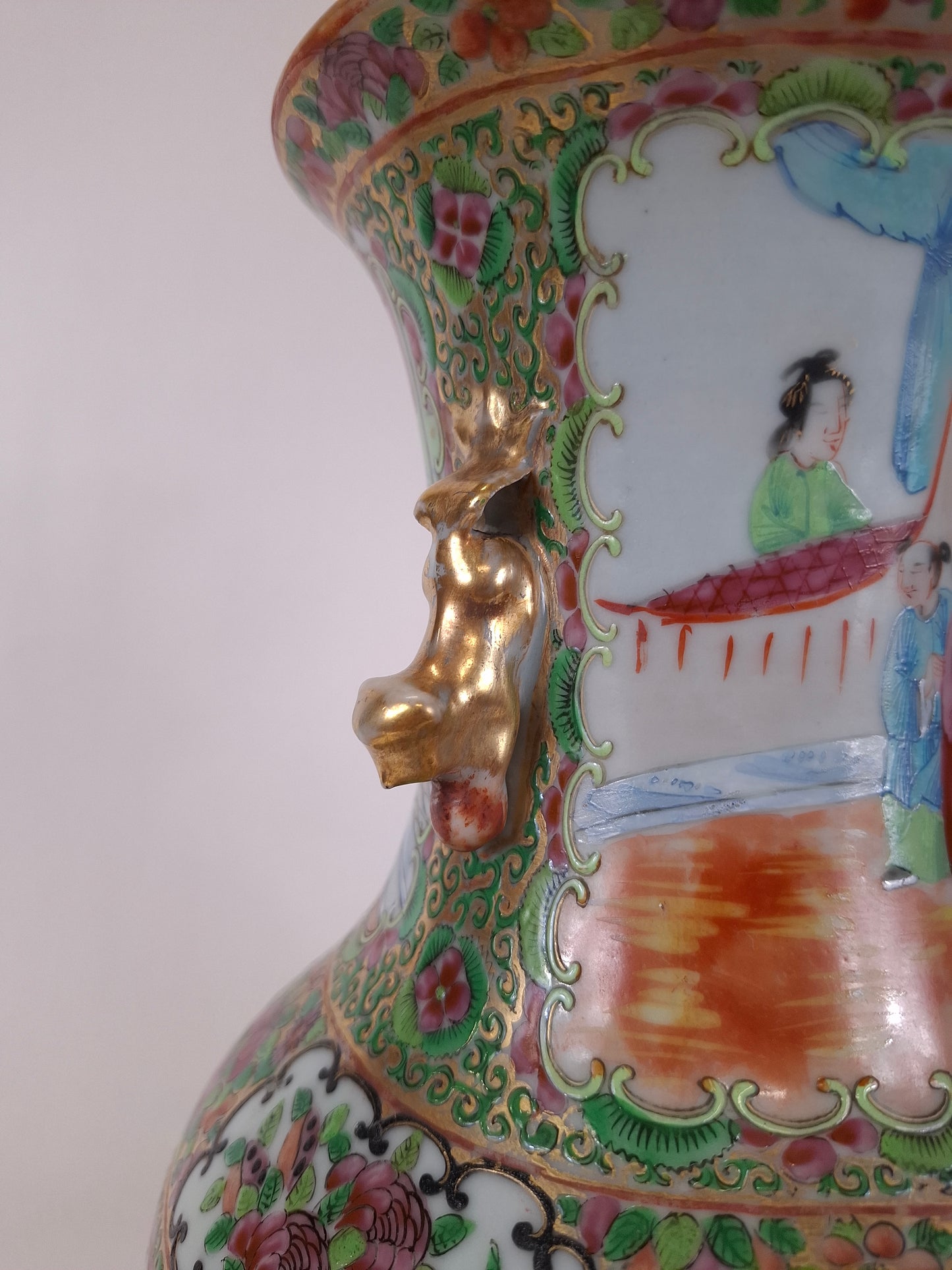 Antique Chinese canton rose medallion vase decorated with Imperial scenes // Qing Dynasty - 19th century