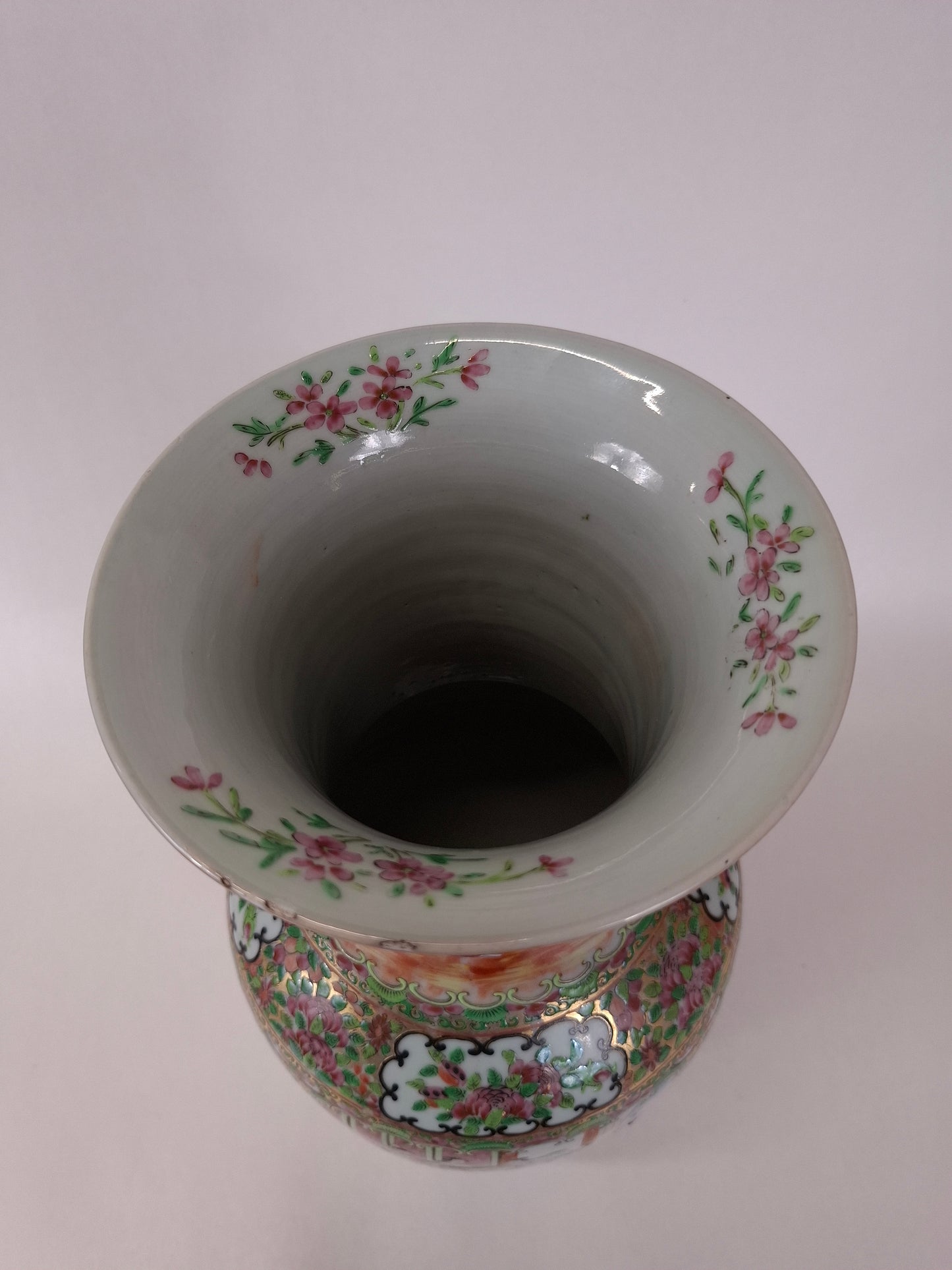 Antique Chinese canton rose medallion vase decorated with Imperial scenes // Qing Dynasty - 19th century