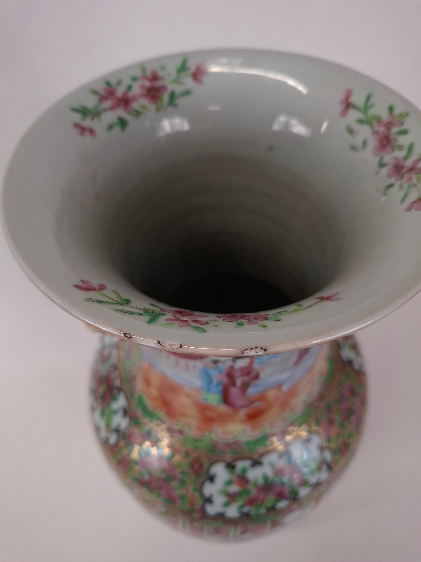 Antique Chinese canton rose medallion vase decorated with Imperial scenes // Qing Dynasty - 19th century