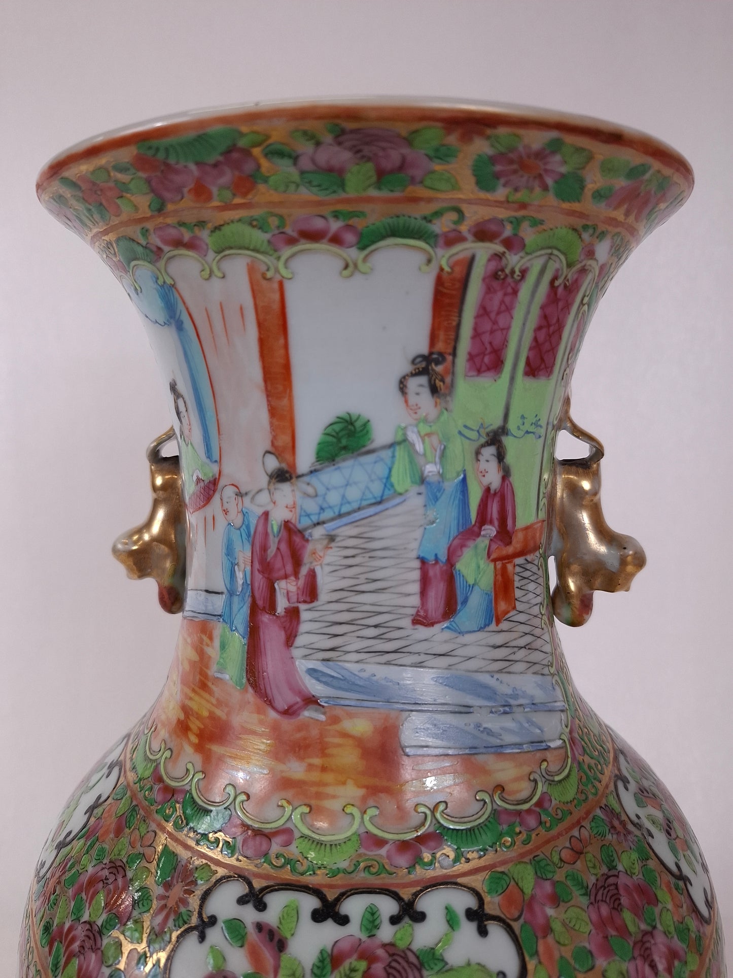 Antique Chinese canton rose medallion vase decorated with Imperial scenes // Qing Dynasty - 19th century