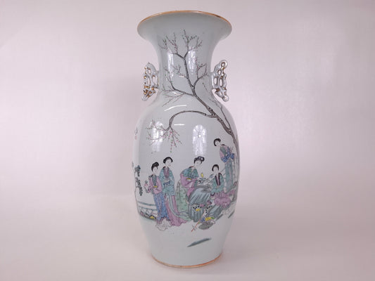 Antique Chinese polychrome vase decorated with a garden scene // Republic period (1912-1949)