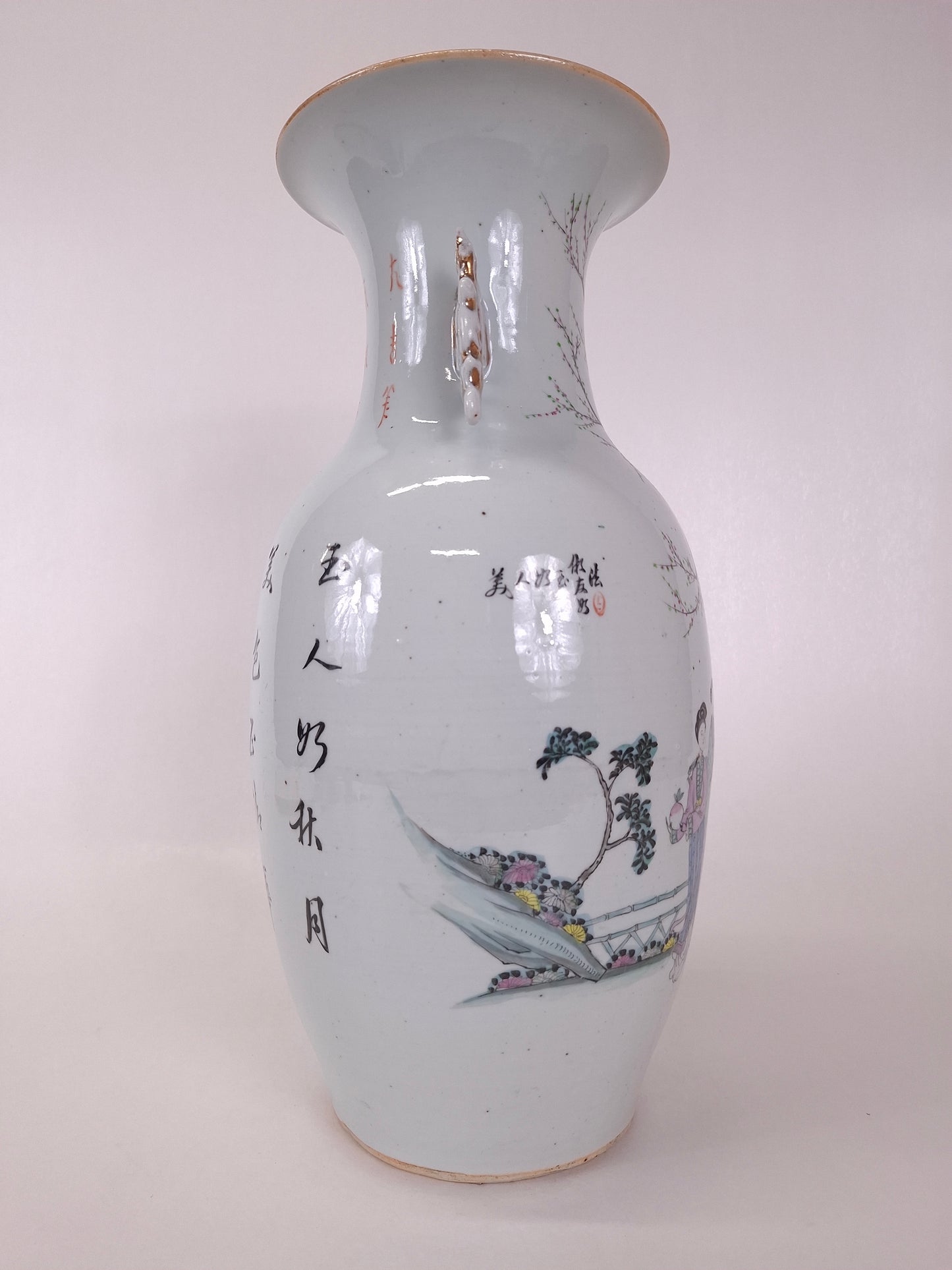 Antique Chinese polychrome vase decorated with a garden scene // Republic period (1912-1949)