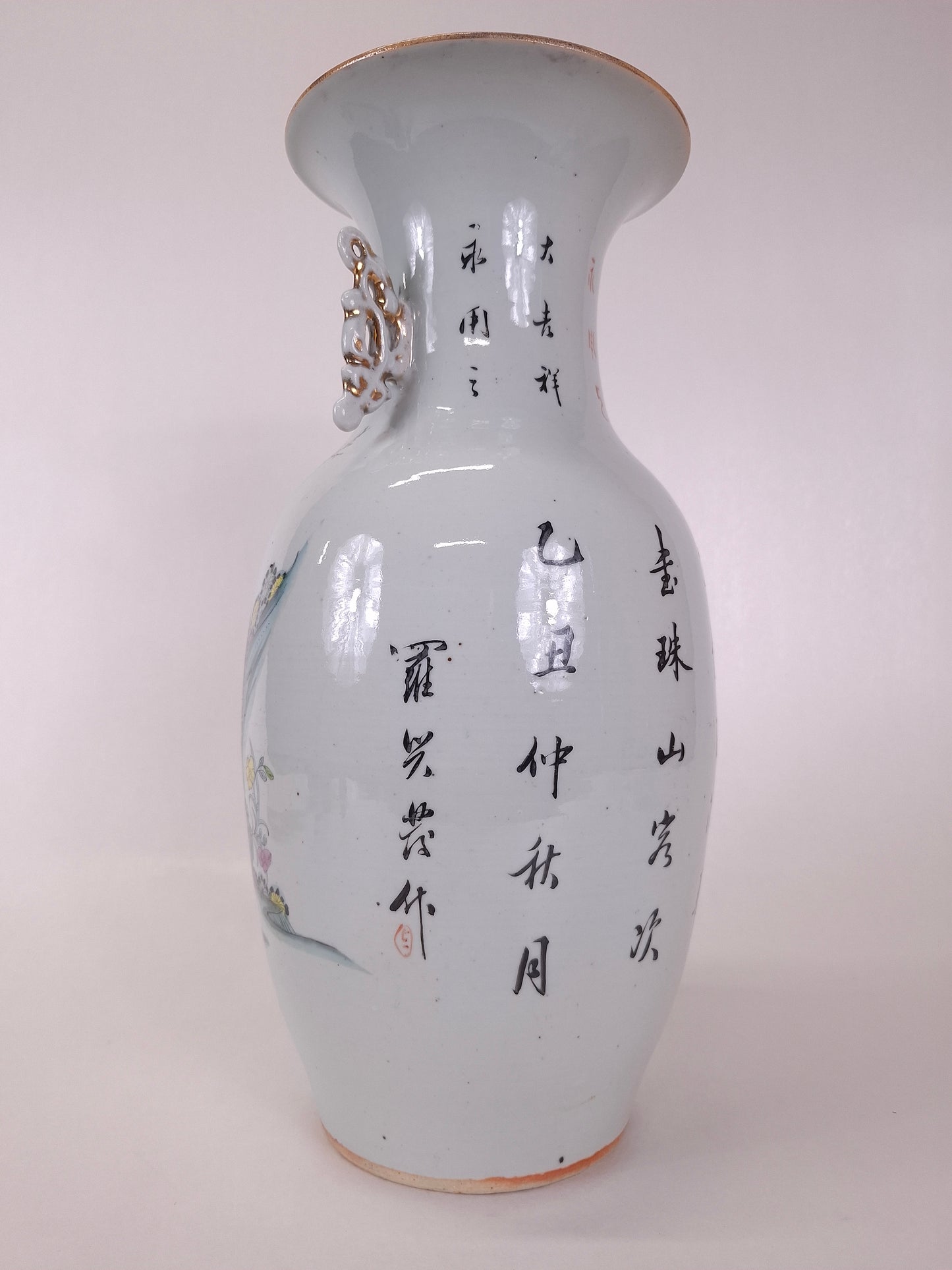Antique Chinese polychrome vase decorated with a garden scene // Republic period (1912-1949)
