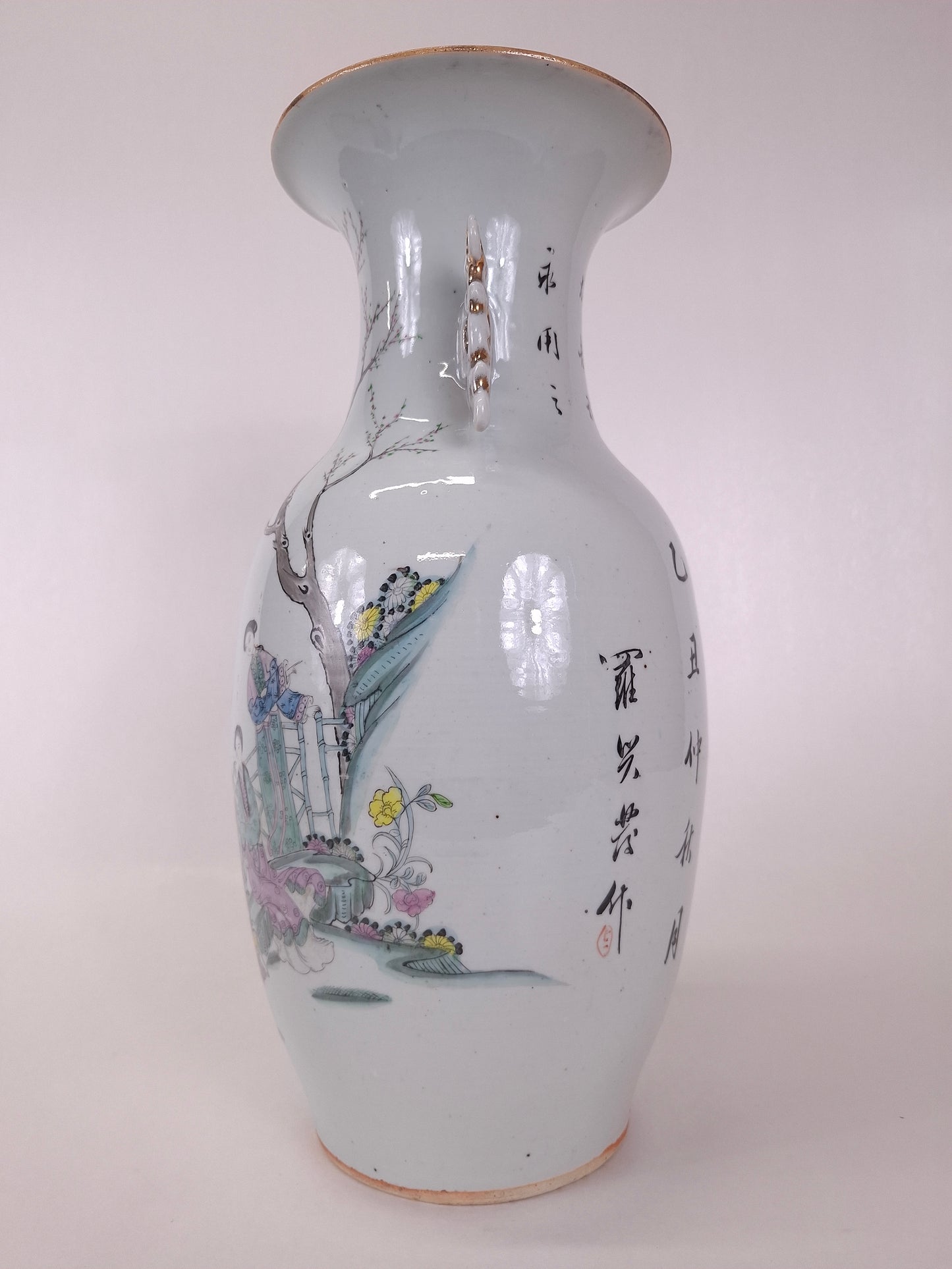 Antique Chinese polychrome vase decorated with a garden scene // Republic period (1912-1949)