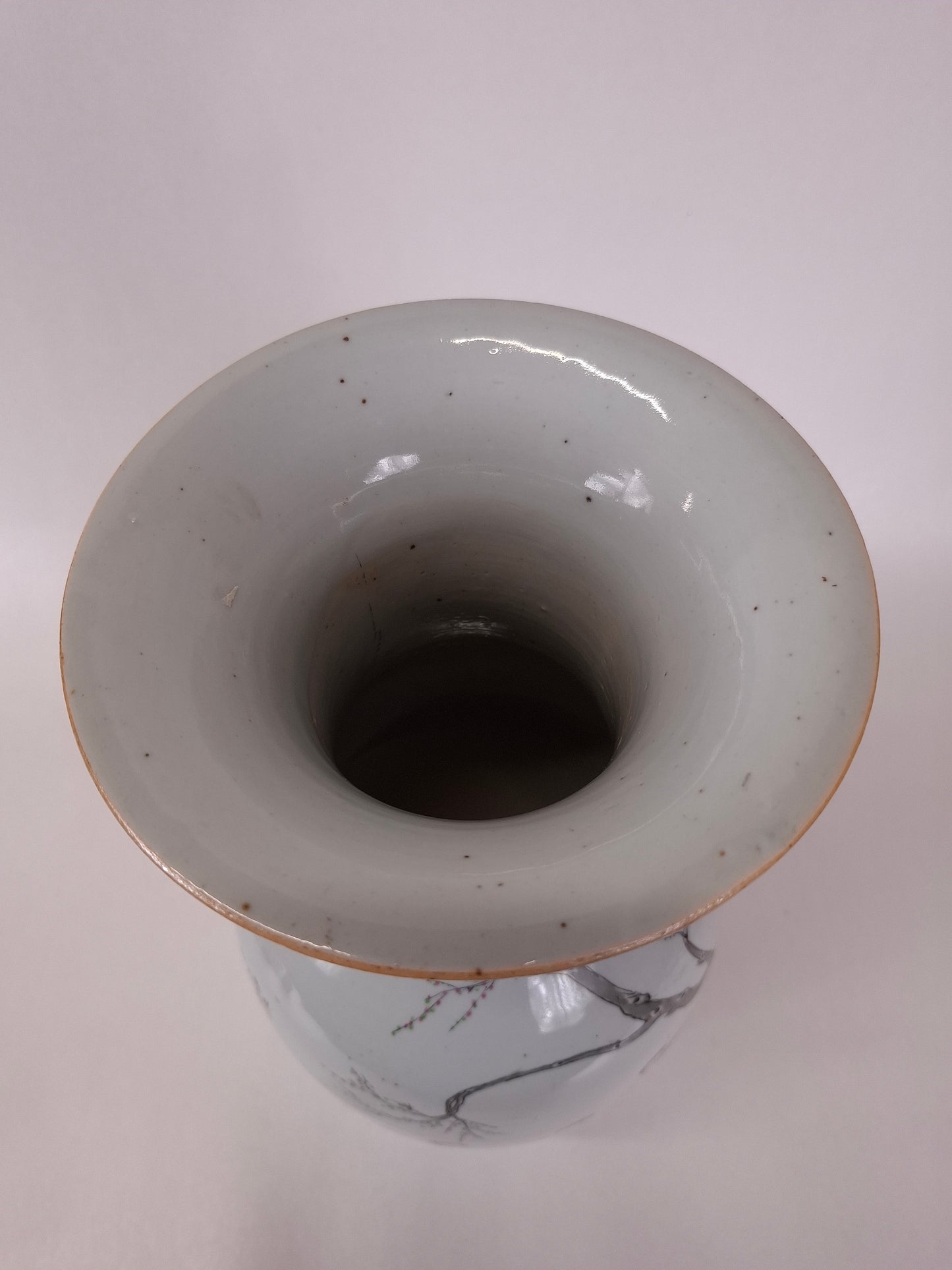 Antique Chinese polychrome vase decorated with a garden scene // Republic period (1912-1949)