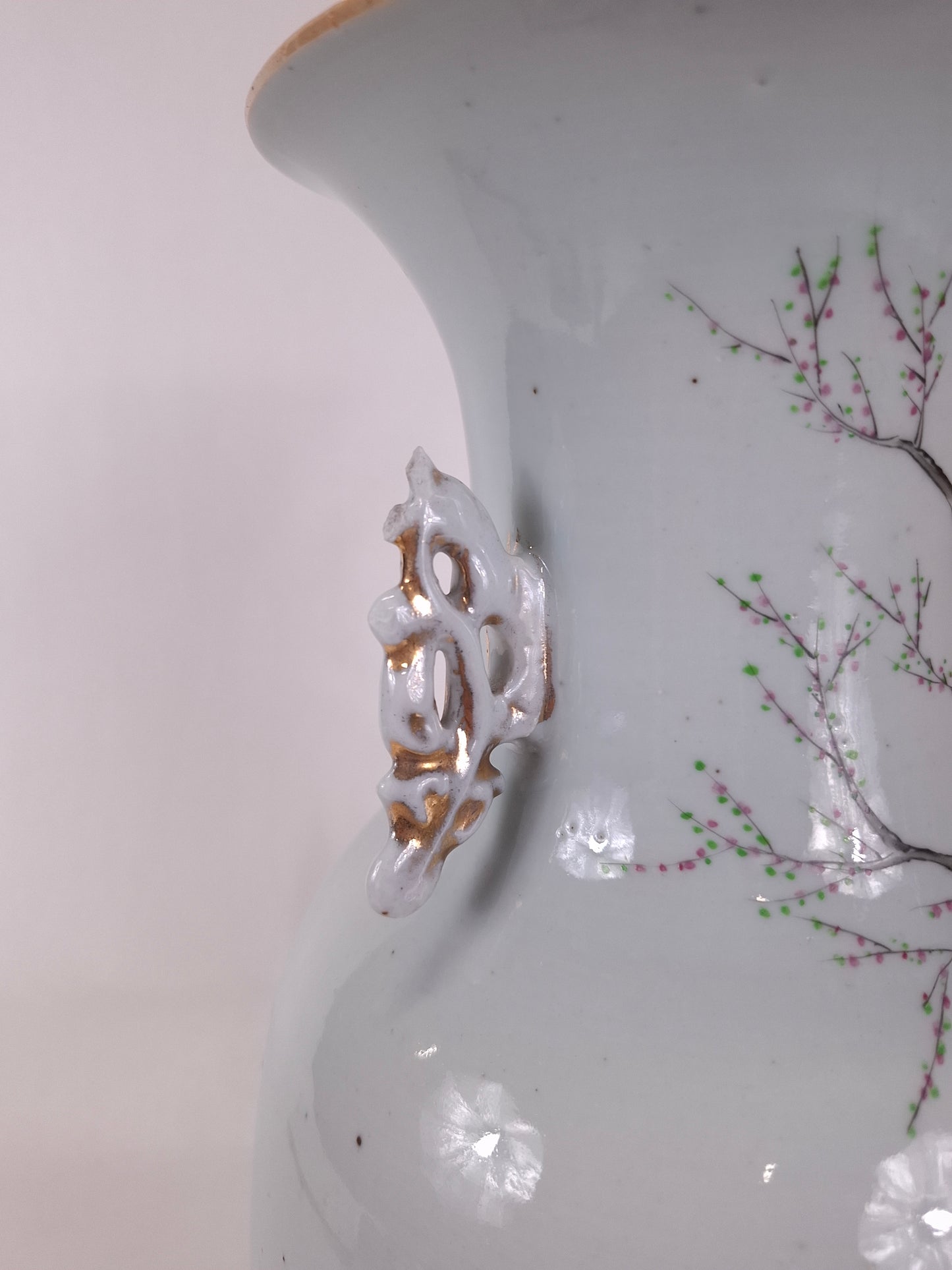 Antique Chinese polychrome vase decorated with a garden scene // Republic period (1912-1949)