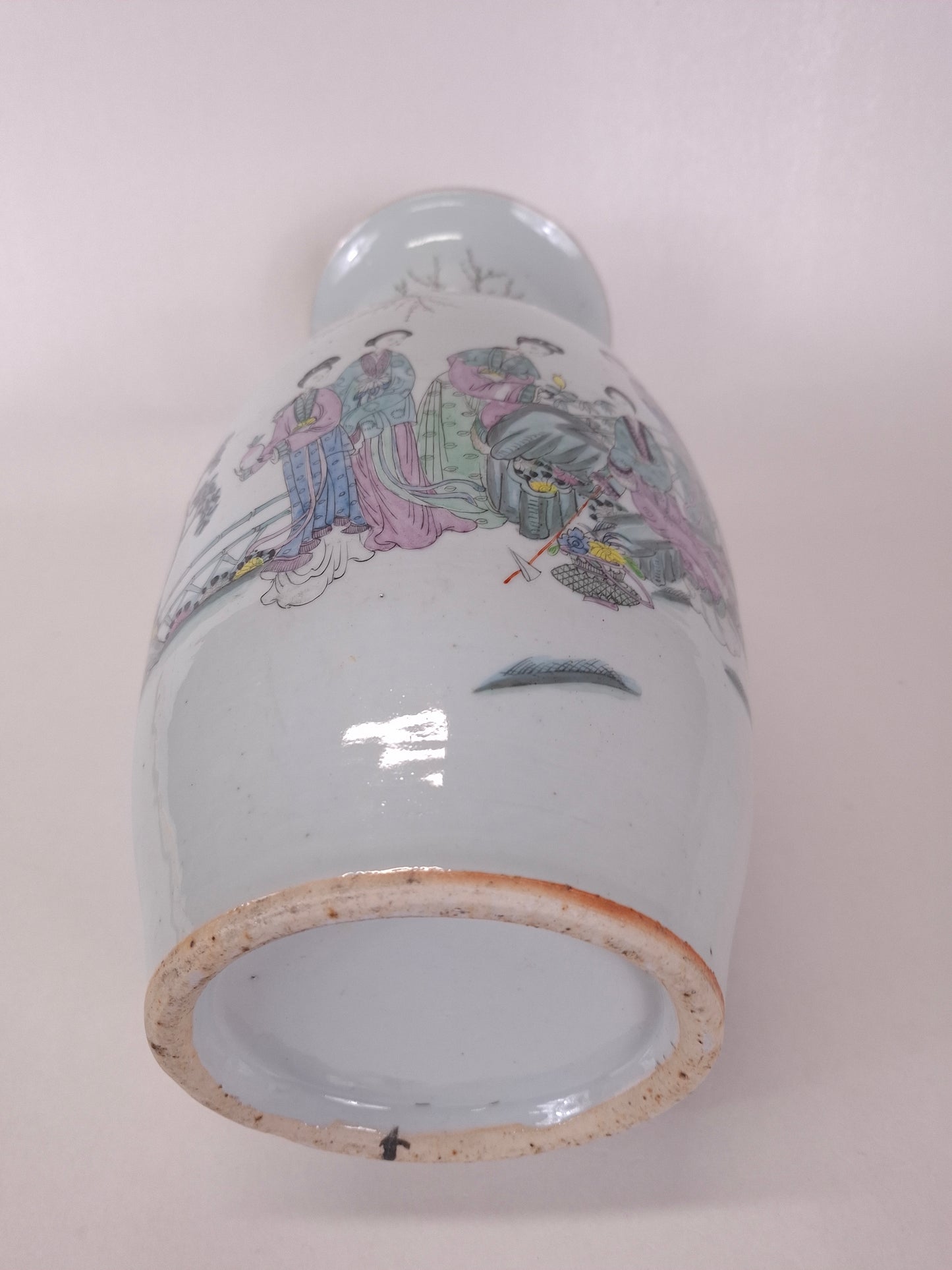Antique Chinese polychrome vase decorated with a garden scene // Republic period (1912-1949)
