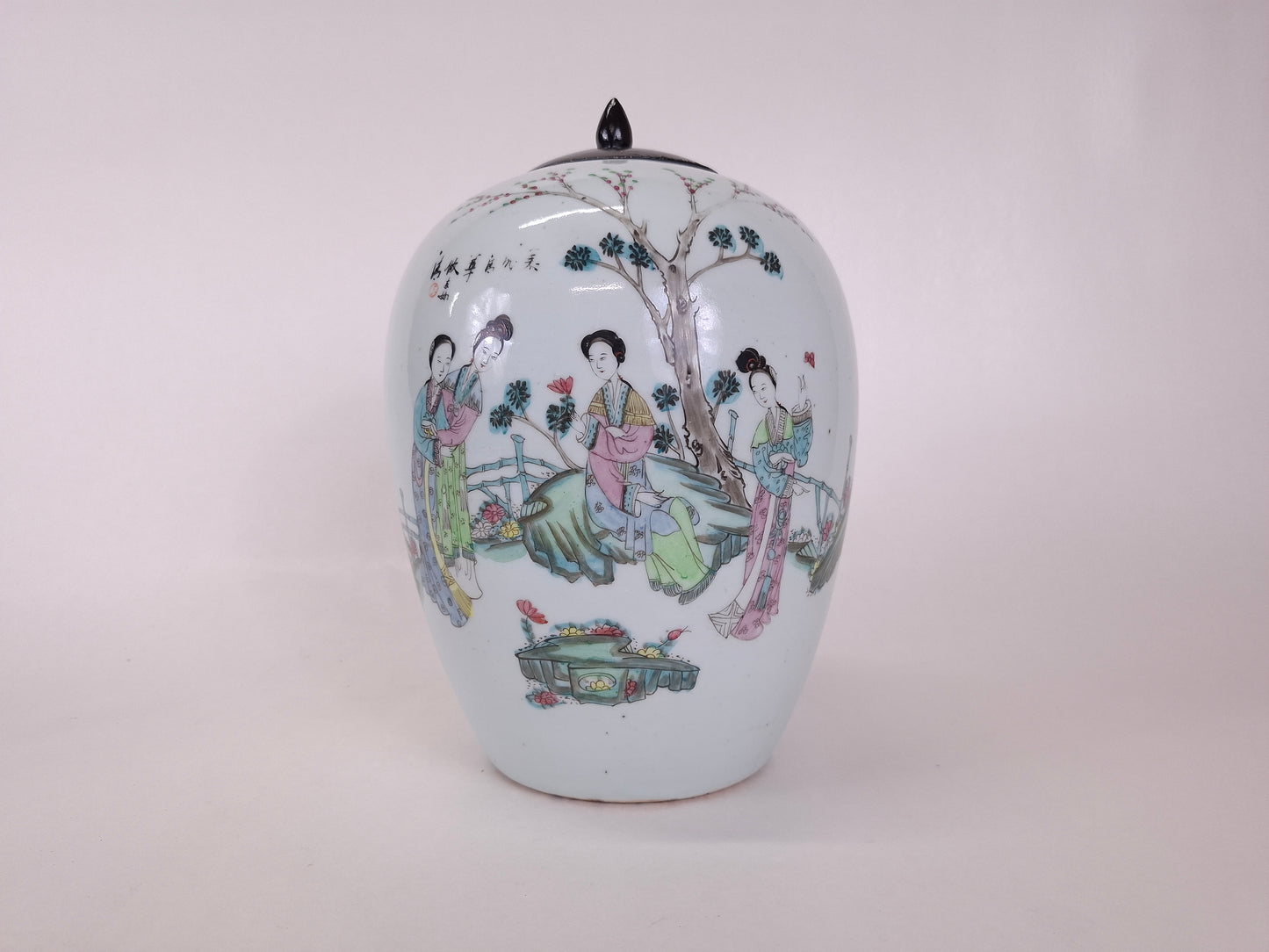 Ancien pot à gingembre chinois décoré d'une scène de jardin // Période République (1912-1949)