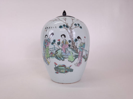 Antique Chinese ginger jar decorated with a garden scene // Republic period (1912-1949)