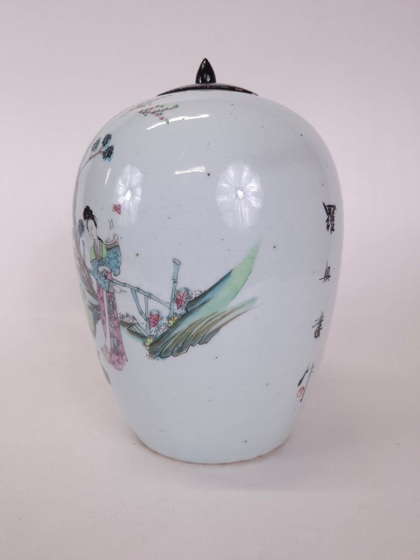 Ancien pot à gingembre chinois décoré d'une scène de jardin // Période République (1912-1949)