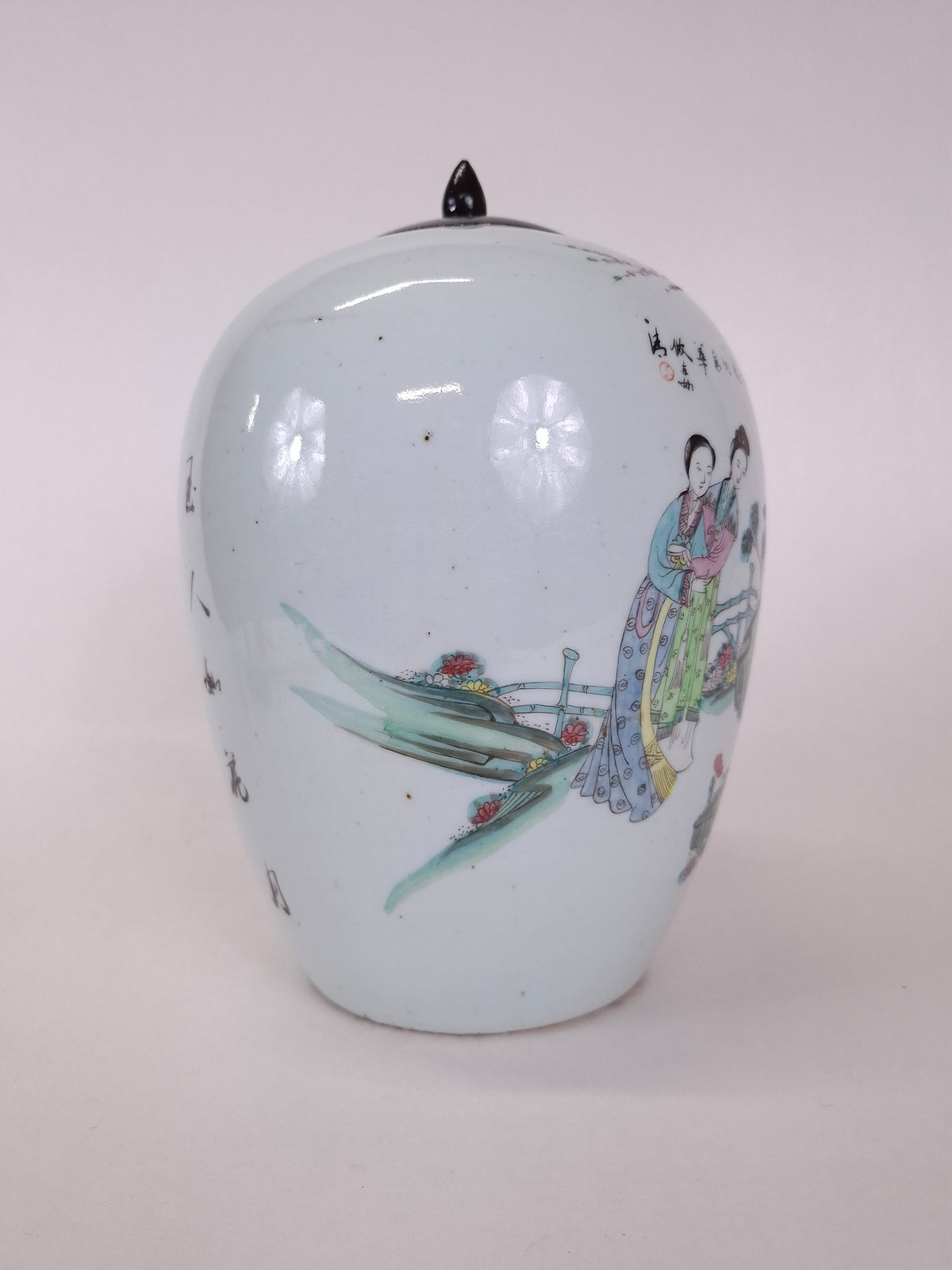 Ancien pot à gingembre chinois décoré d'une scène de jardin // Période République (1912-1949)