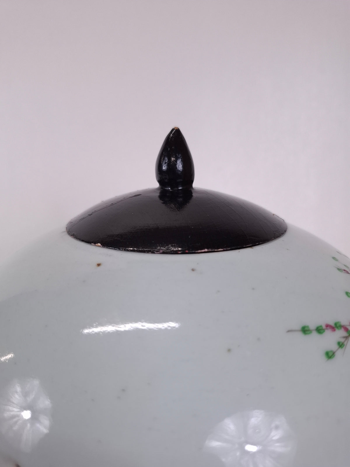 Ancien pot à gingembre chinois décoré d'une scène de jardin // Période République (1912-1949)
