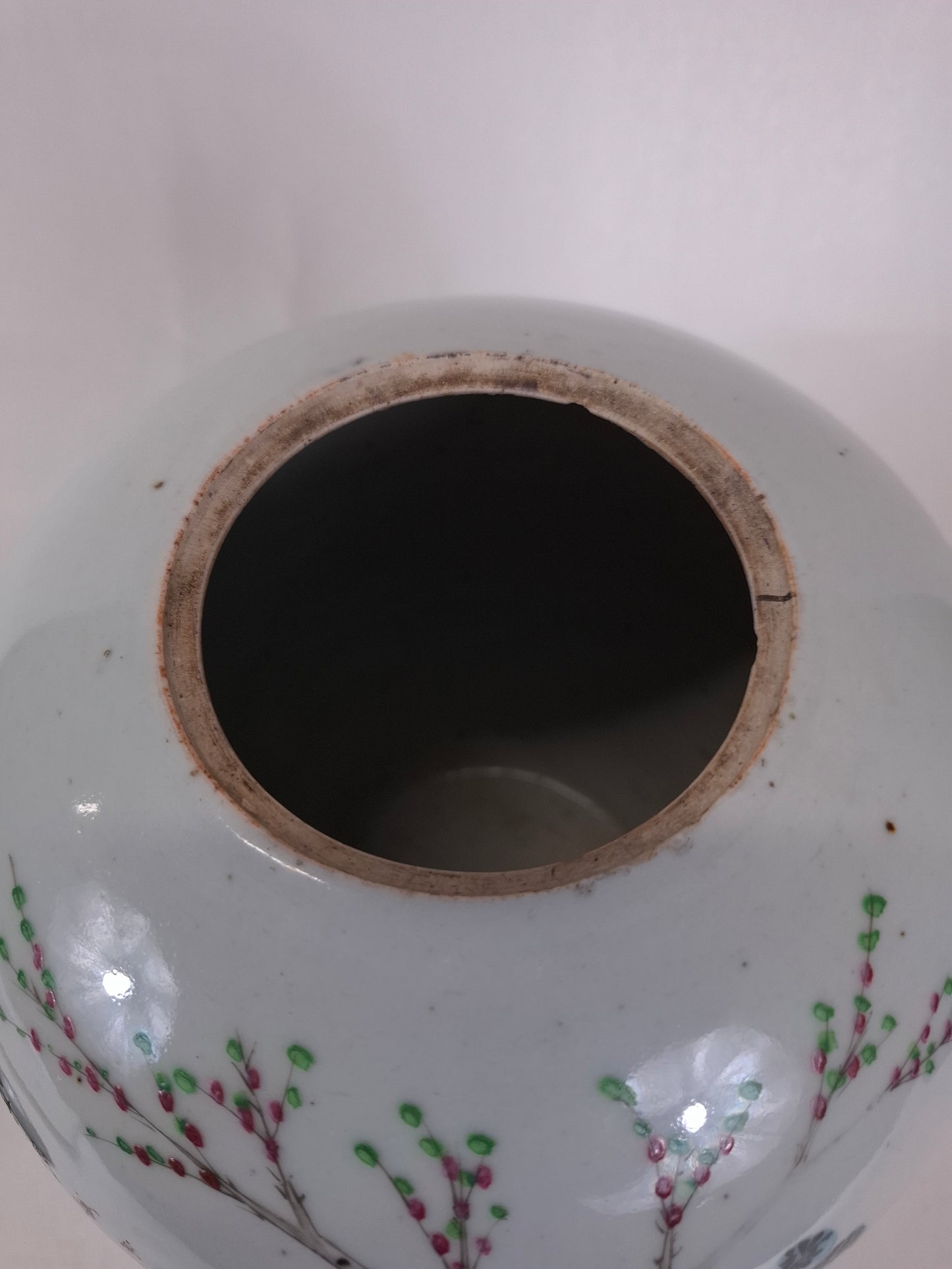 Ancien pot à gingembre chinois décoré d'une scène de jardin // Période République (1912-1949)