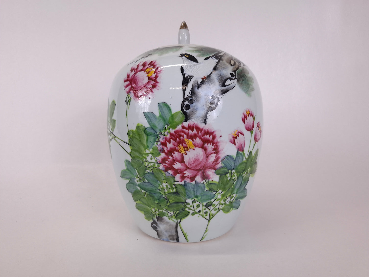 Pot à gingembre chinois ancien en *qianjiang cai* décoré d'un oiseau et de fleurs // Période République (1912-1949)