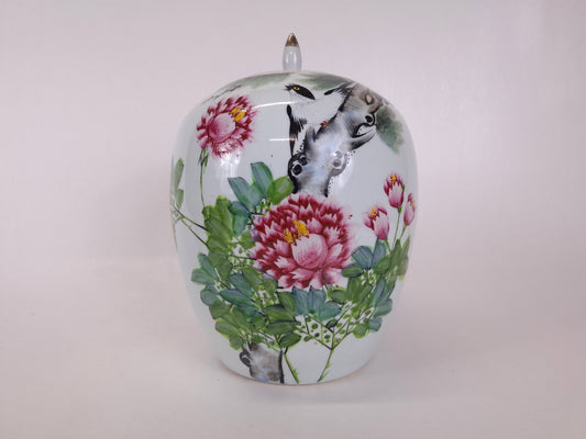 Antique Chinese qianjiang cai ginger jar decorated with a bird and flowers // Republic period (1912-1949)