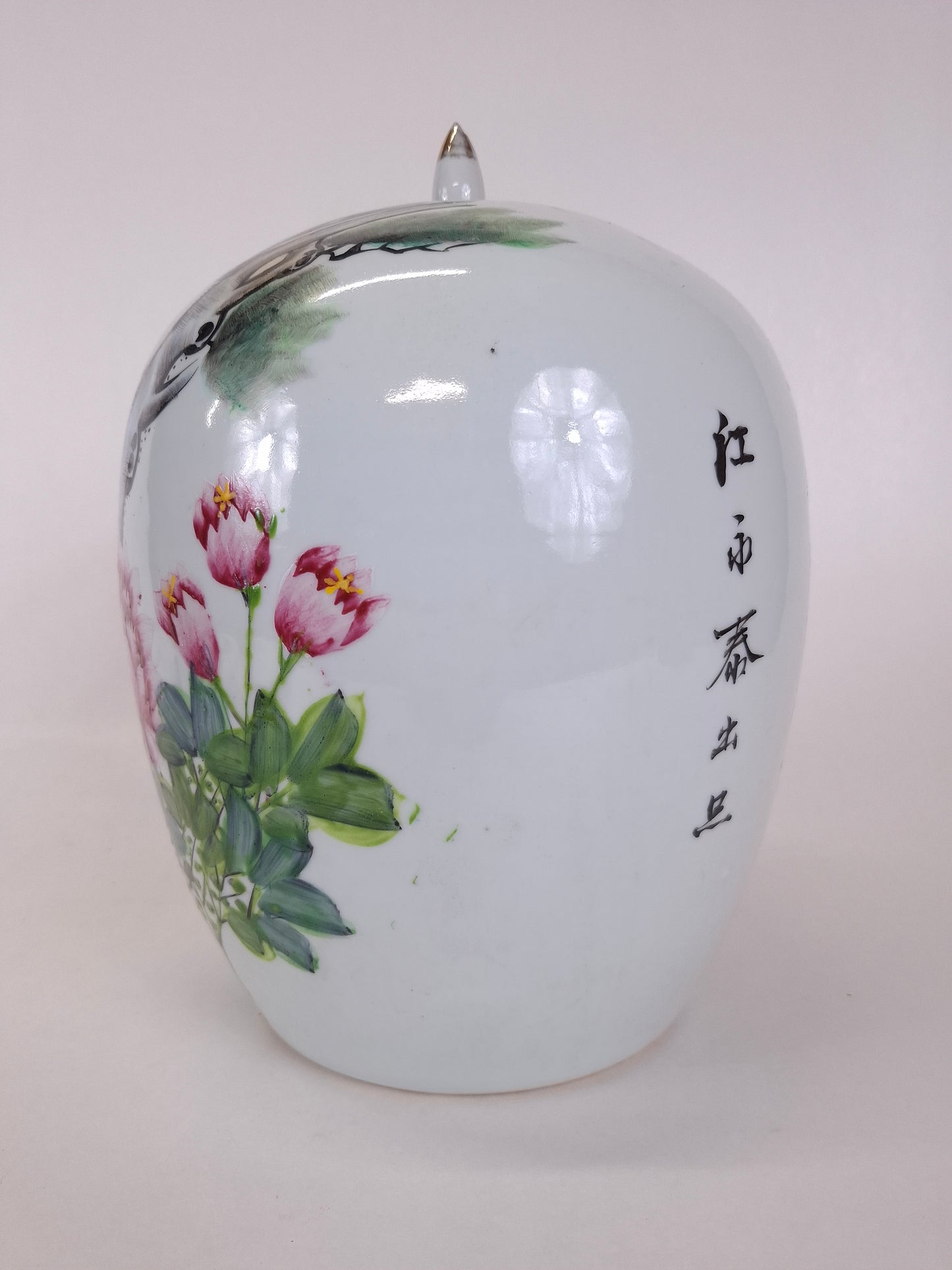 Pot à gingembre chinois ancien en *qianjiang cai* décoré d'un oiseau et de fleurs // Période République (1912-1949)