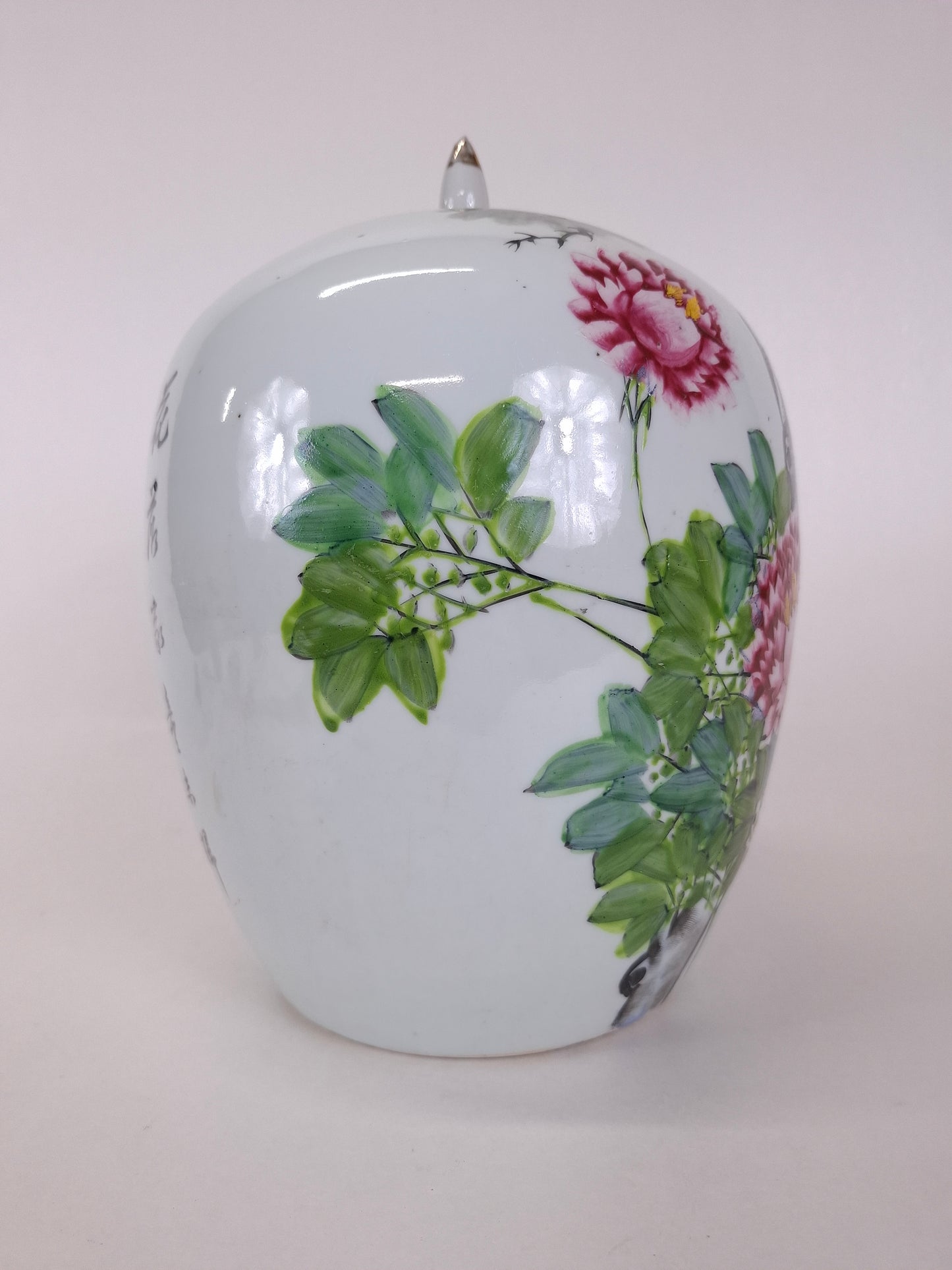 Pot à gingembre chinois ancien en *qianjiang cai* décoré d'un oiseau et de fleurs // Période République (1912-1949)