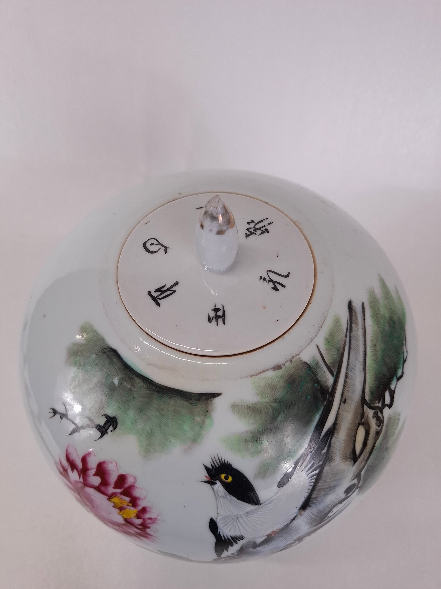 Pot à gingembre chinois ancien en *qianjiang cai* décoré d'un oiseau et de fleurs // Période République (1912-1949)