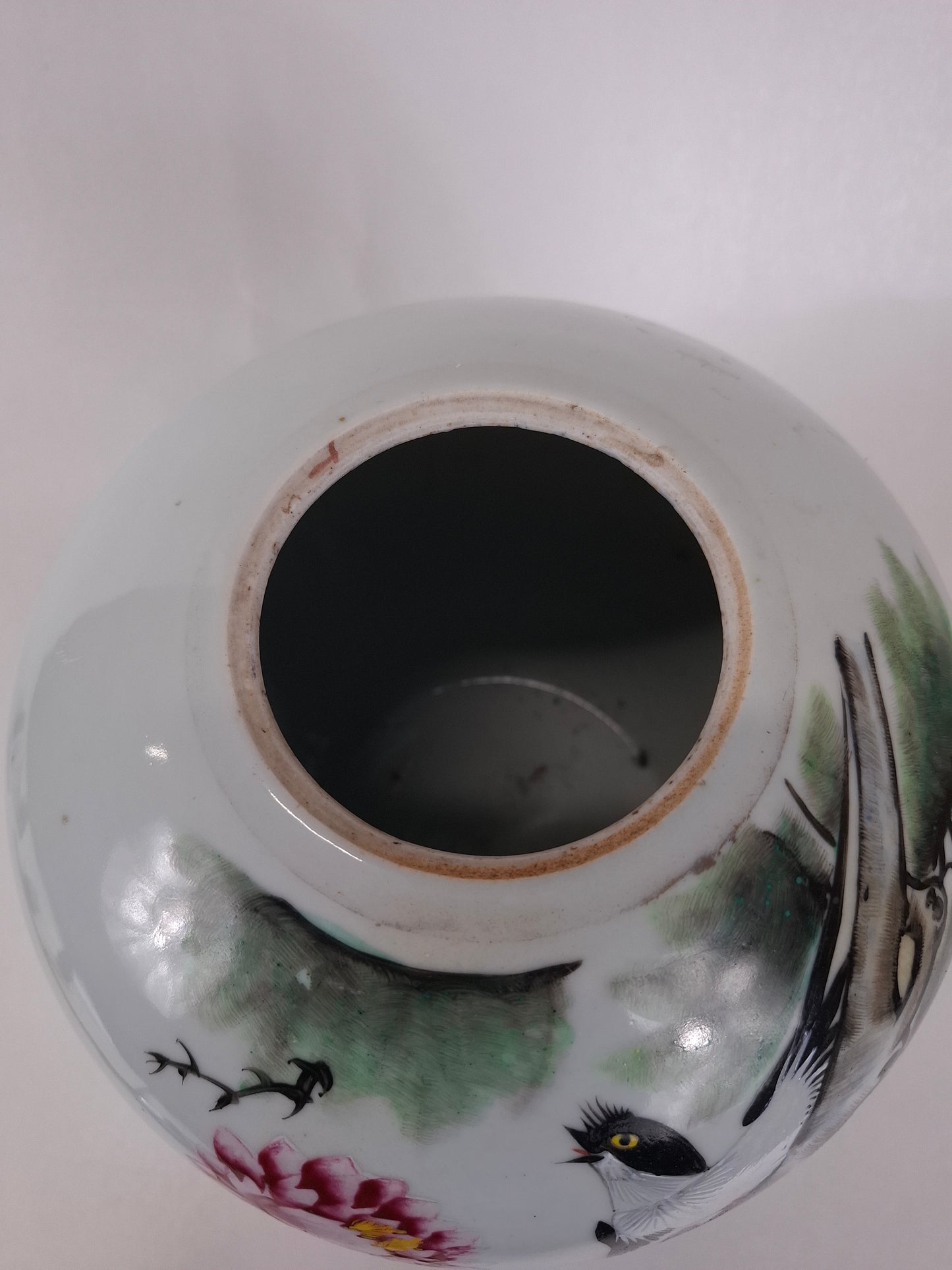 Pot à gingembre chinois ancien en *qianjiang cai* décoré d'un oiseau et de fleurs // Période République (1912-1949)