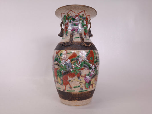 Antique Chinese Nanking vase decorated with warrior scenes // Qing Dynasty - Around 1900