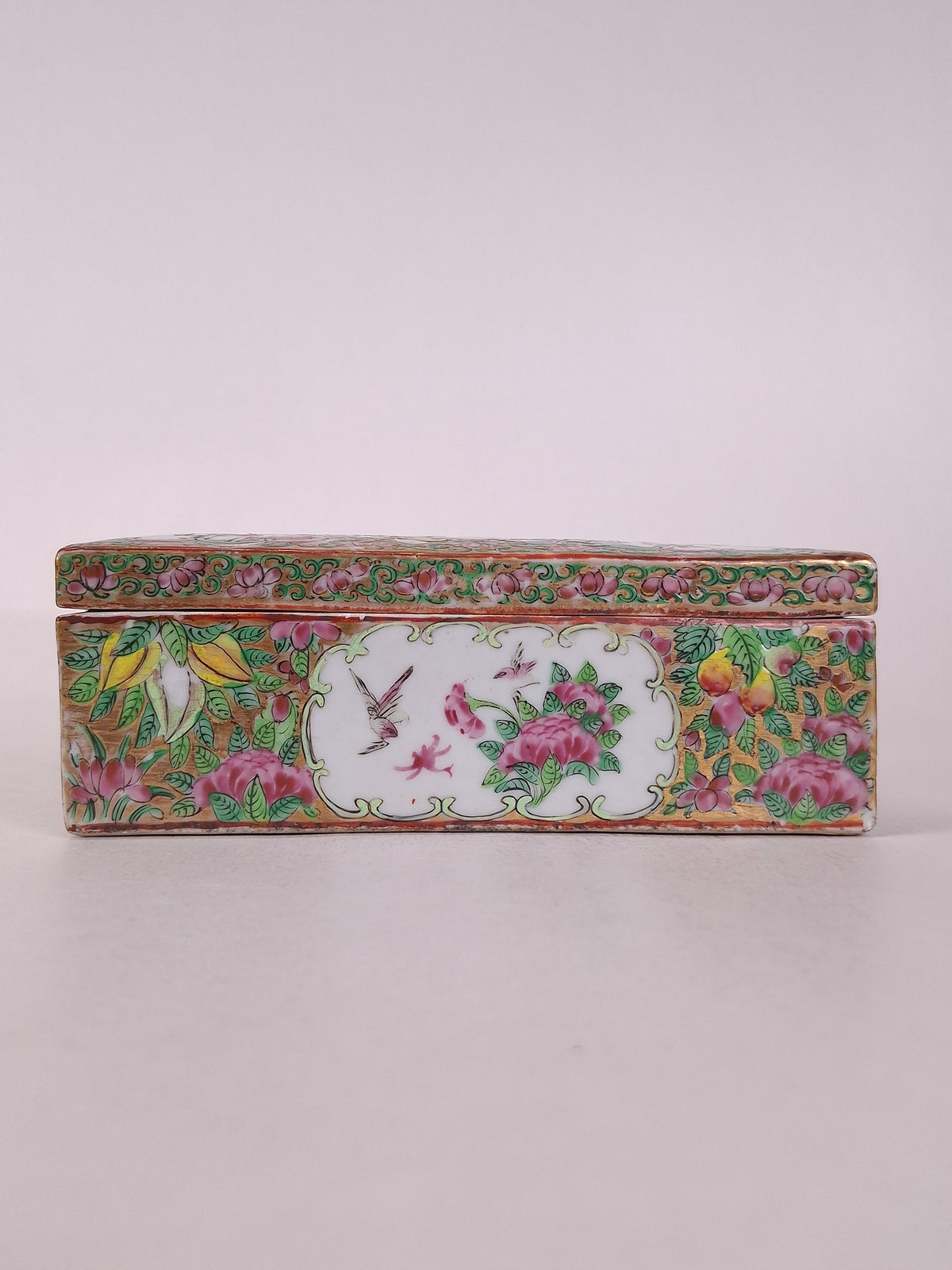 Antique Chinese canton rose medallion lidded box // Qing Dynasty - 19th century