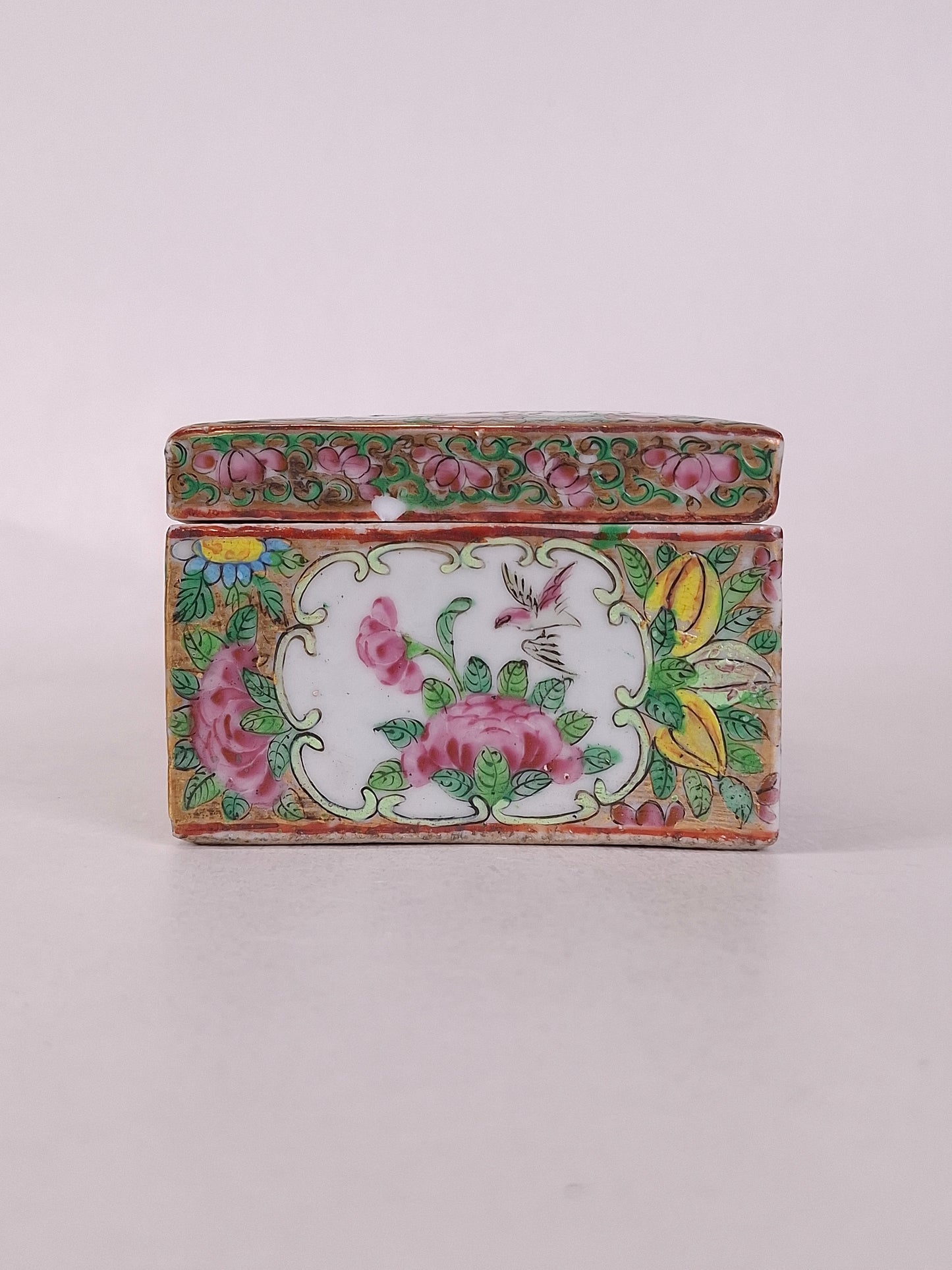 Antique Chinese canton rose medallion lidded box // Qing Dynasty - 19th century