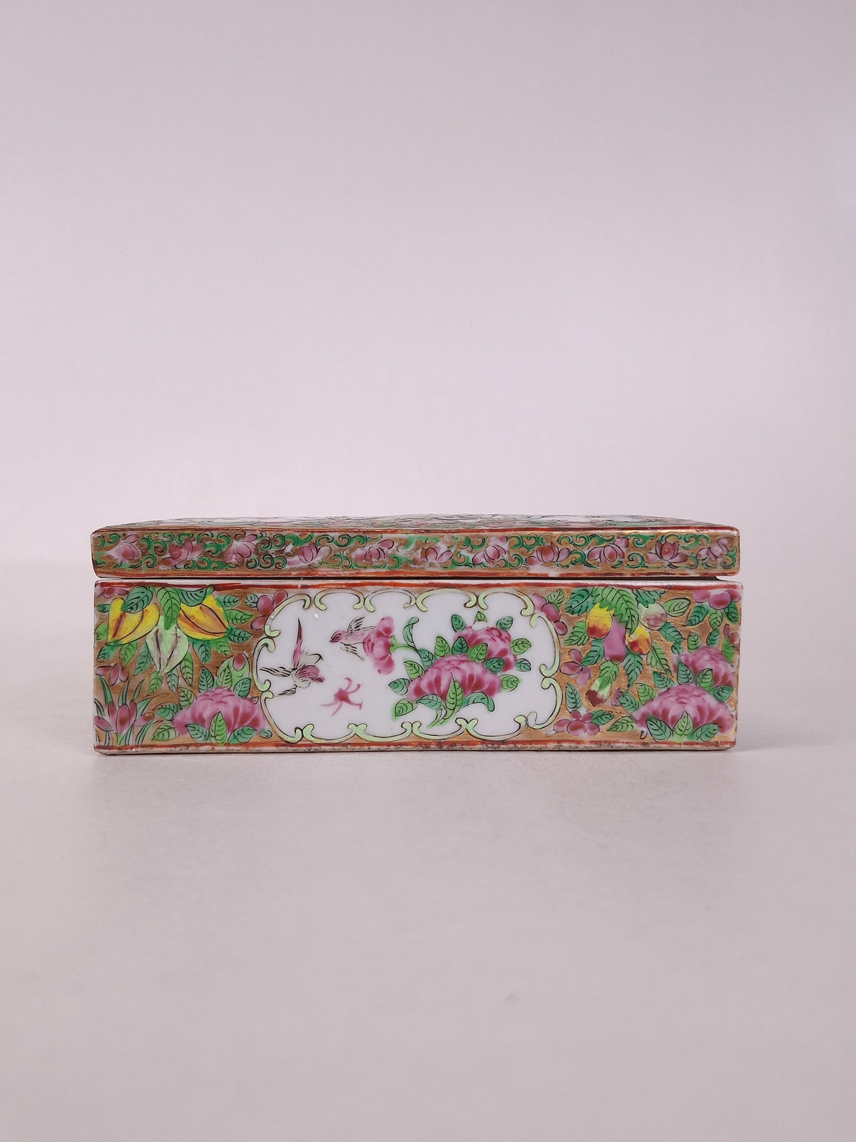 Antique Chinese canton rose medallion lidded box // Qing Dynasty - 19th century