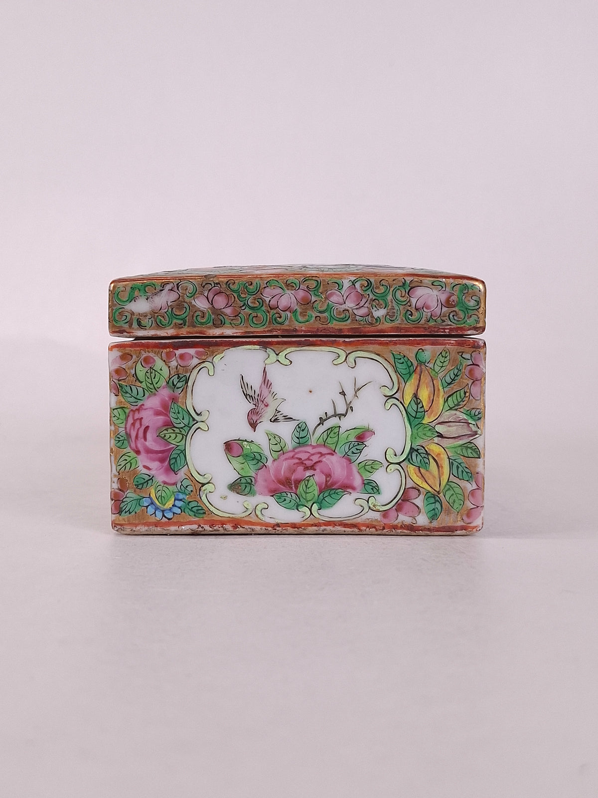 Antique Chinese canton rose medallion lidded box // Qing Dynasty - 19th century