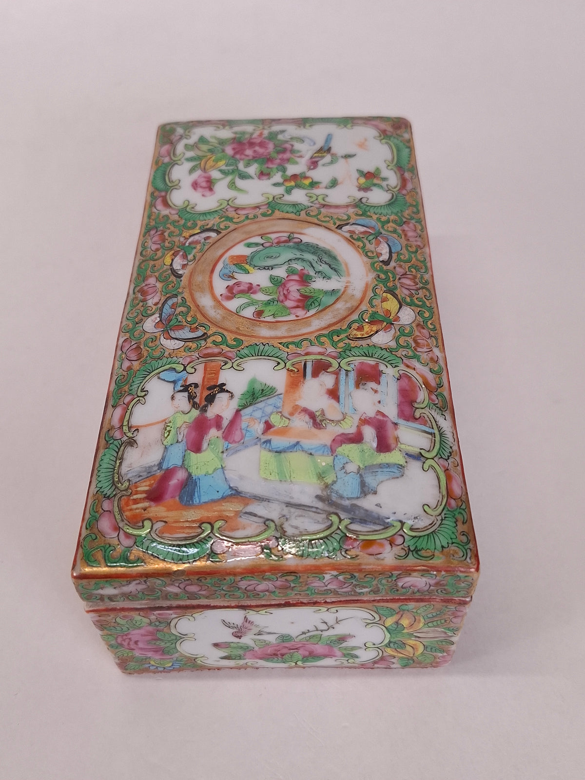 Antique Chinese canton rose medallion lidded box // Qing Dynasty - 19th century