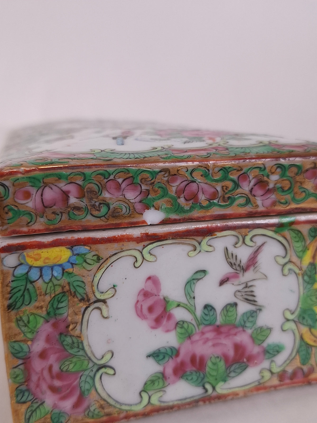 Antique Chinese canton rose medallion lidded box // Qing Dynasty - 19th century